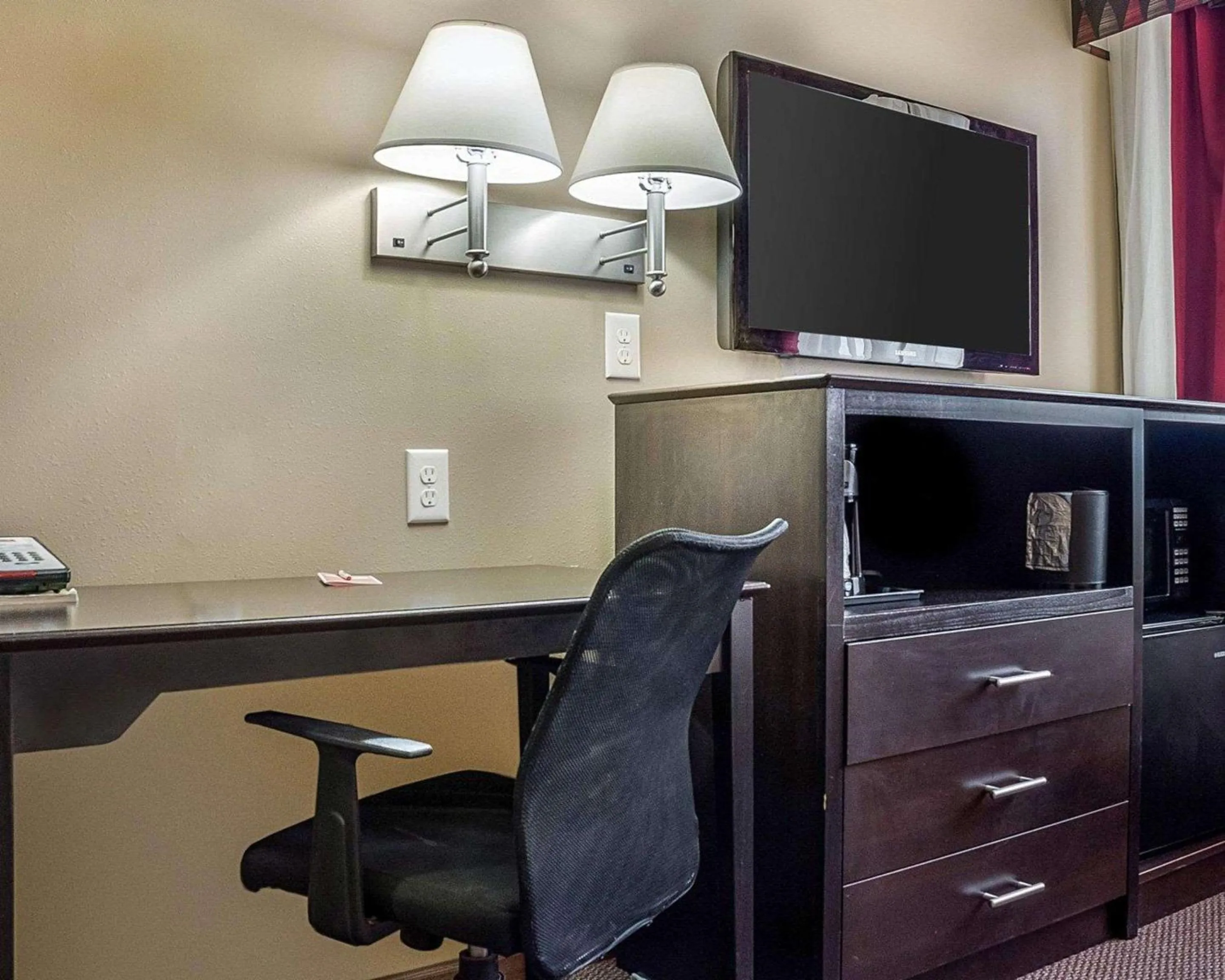 Photo of the whole room in Econo Lodge