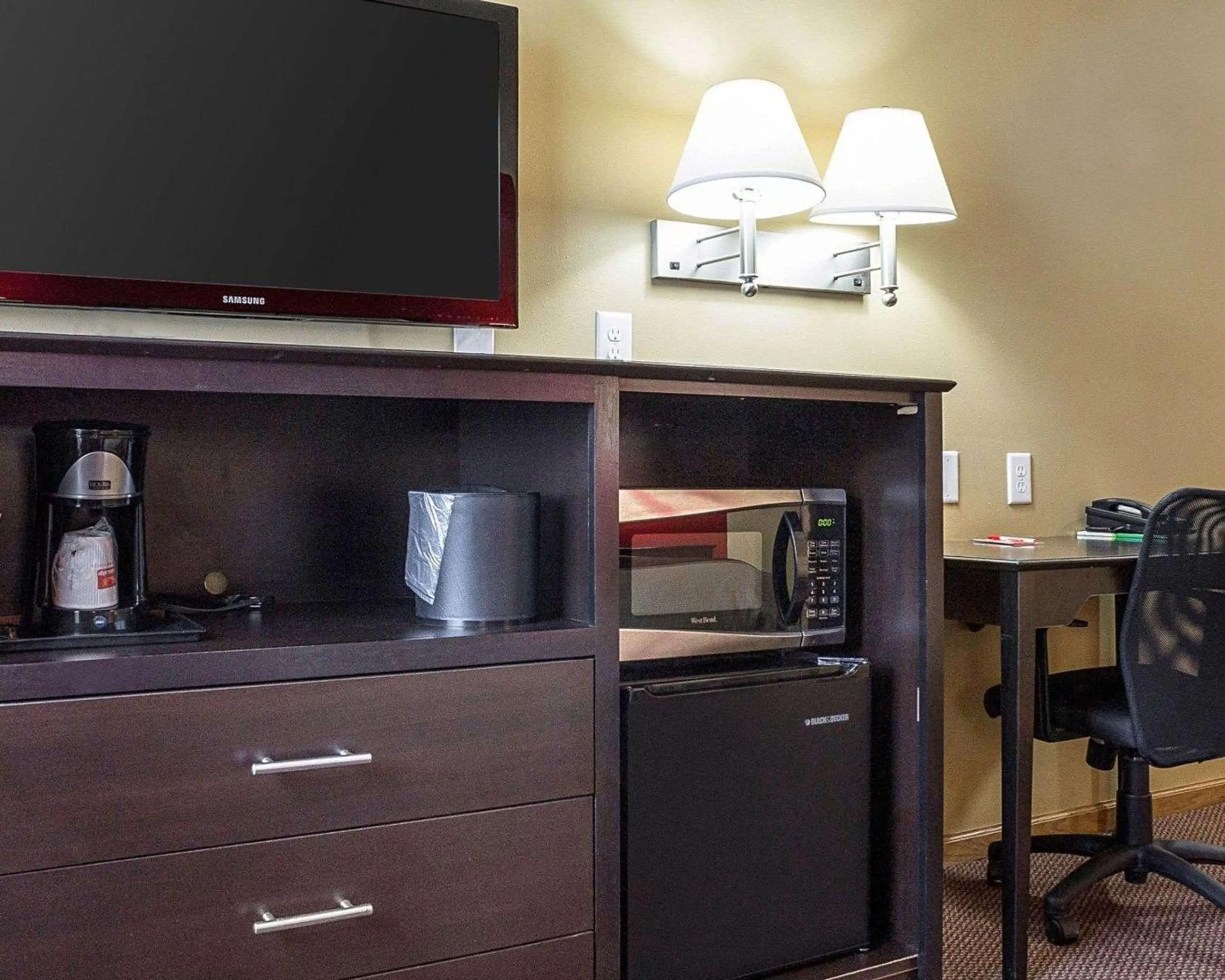 Photo of the whole room in Econo Lodge