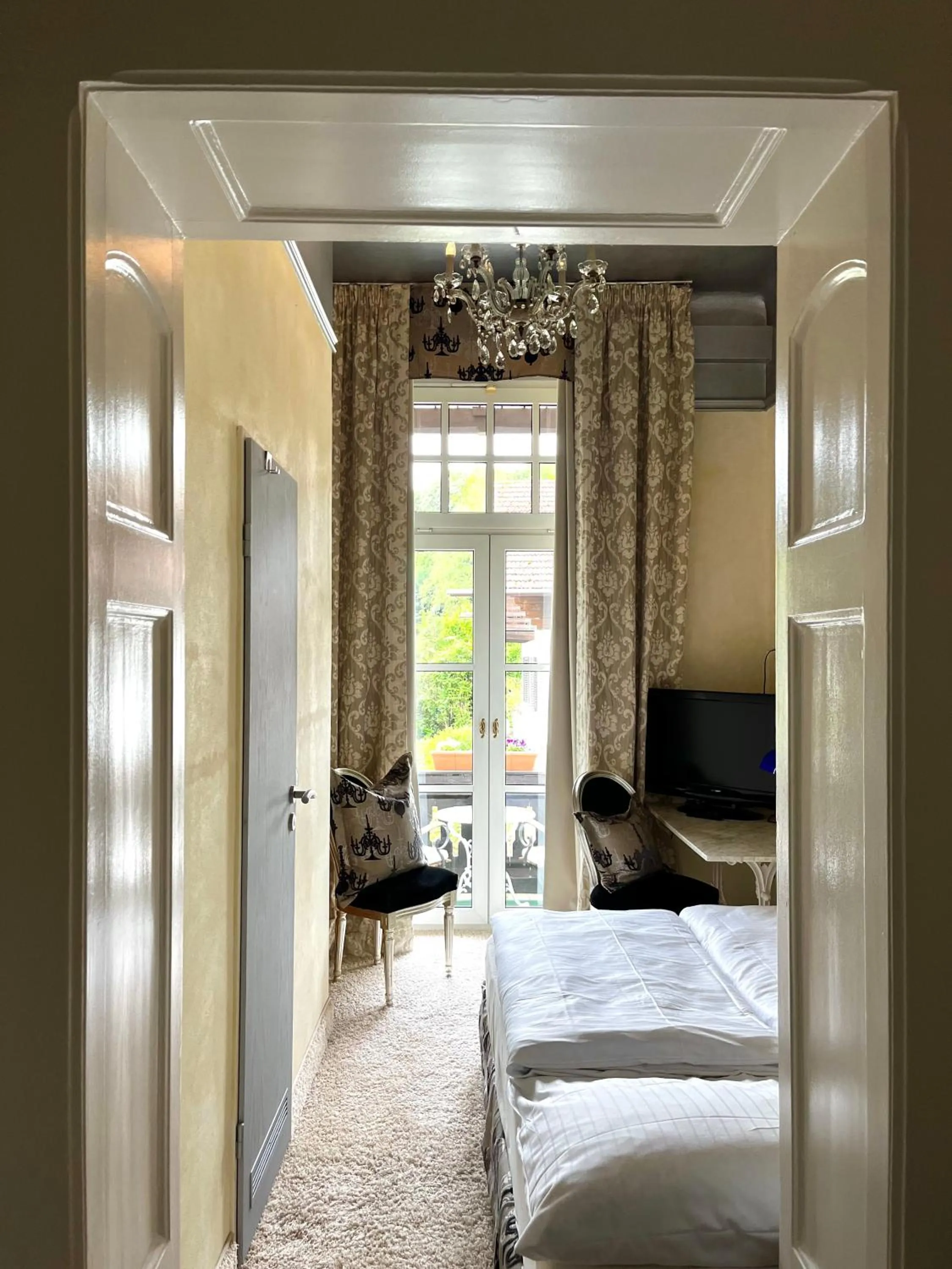 Photo of the whole room, Bed in PARK VILLA zentral am Mittelrhein Zimmer&Apartments Self check in Aparthotel