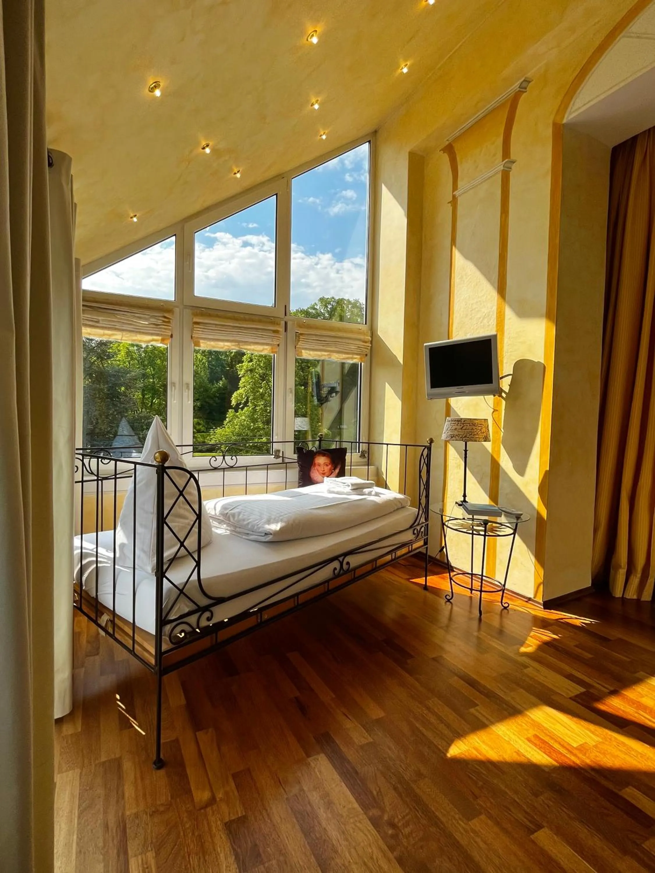 Bed in PARK VILLA zentral am Mittelrhein Zimmer&Apartments Self check in Aparthotel