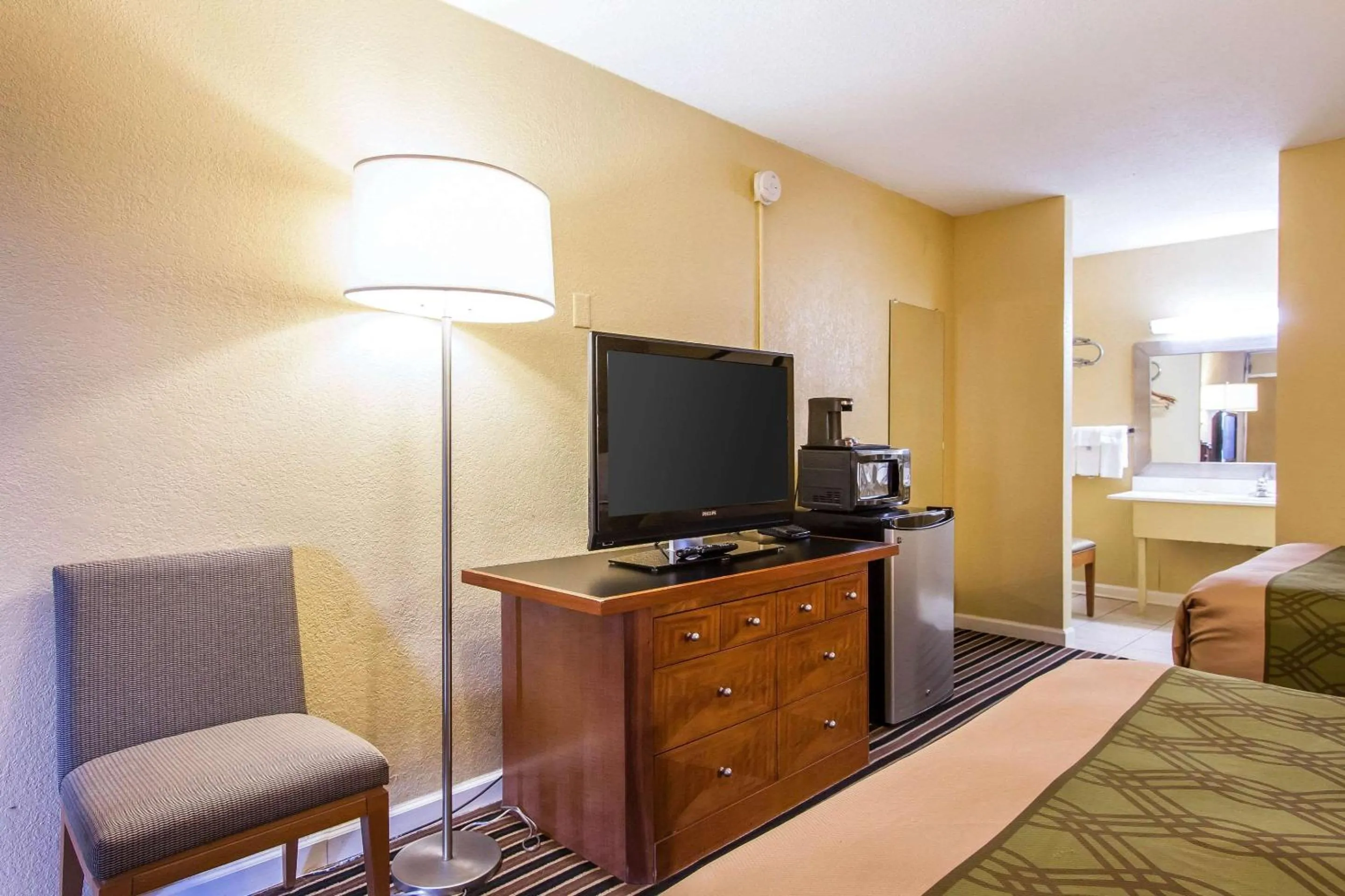 Photo of the whole room, Bed in AmeriVu Inn-Gilbertsville