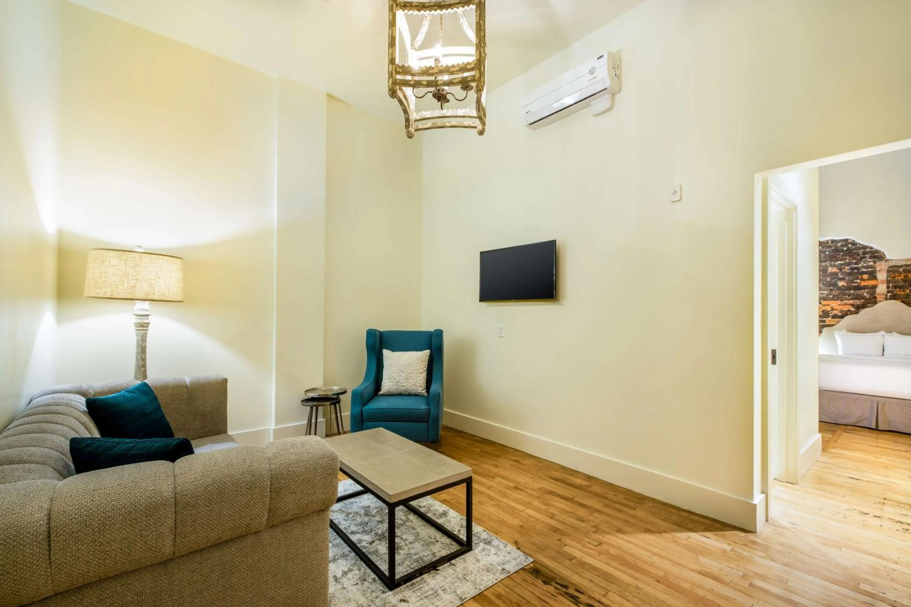 Bedroom, Bed in Hotel Florence, Tapestry Collection by Hilton