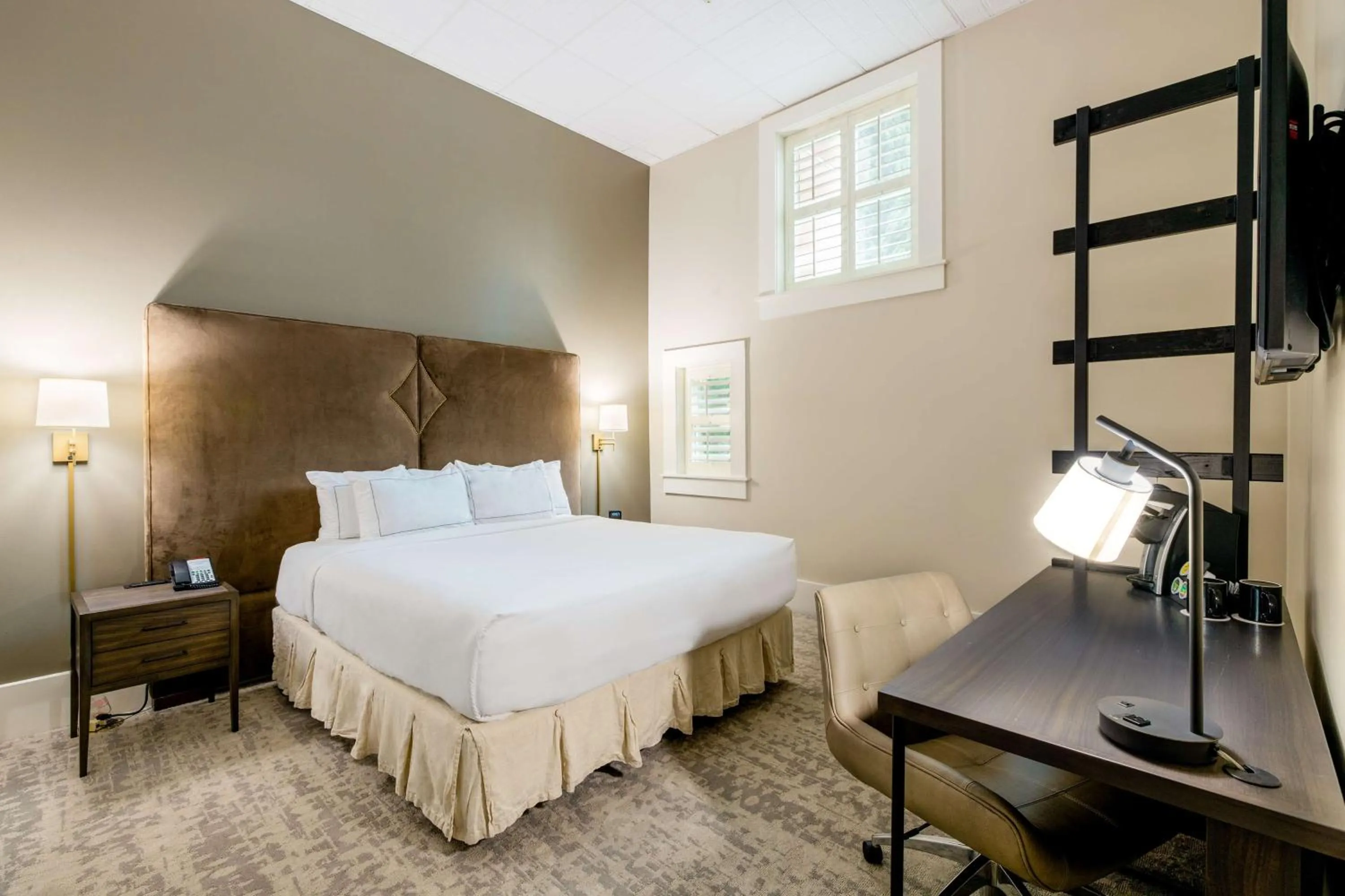 Bedroom, Bed in Hotel Florence, Tapestry Collection by Hilton