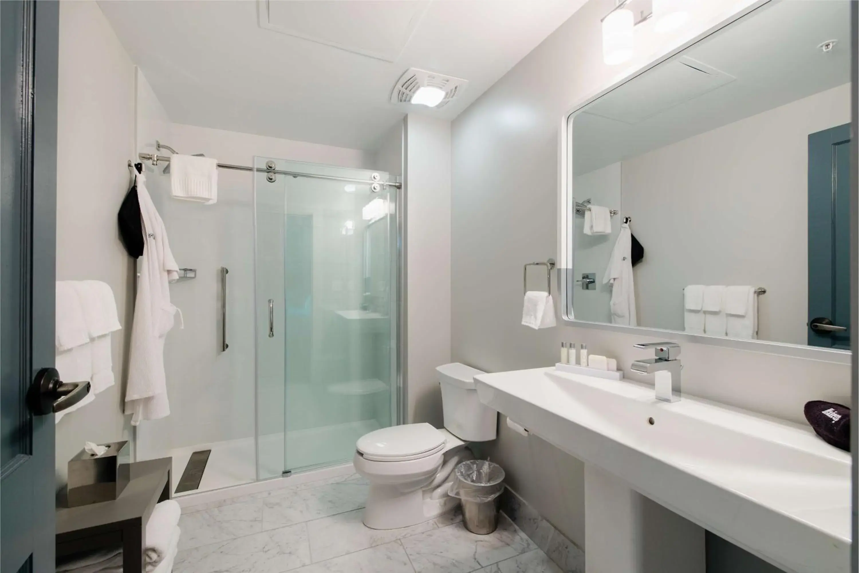 Bathroom in Hotel Florence, Tapestry Collection by Hilton Bathroom in Hotel Florence, Tapestry Collection by Hilton