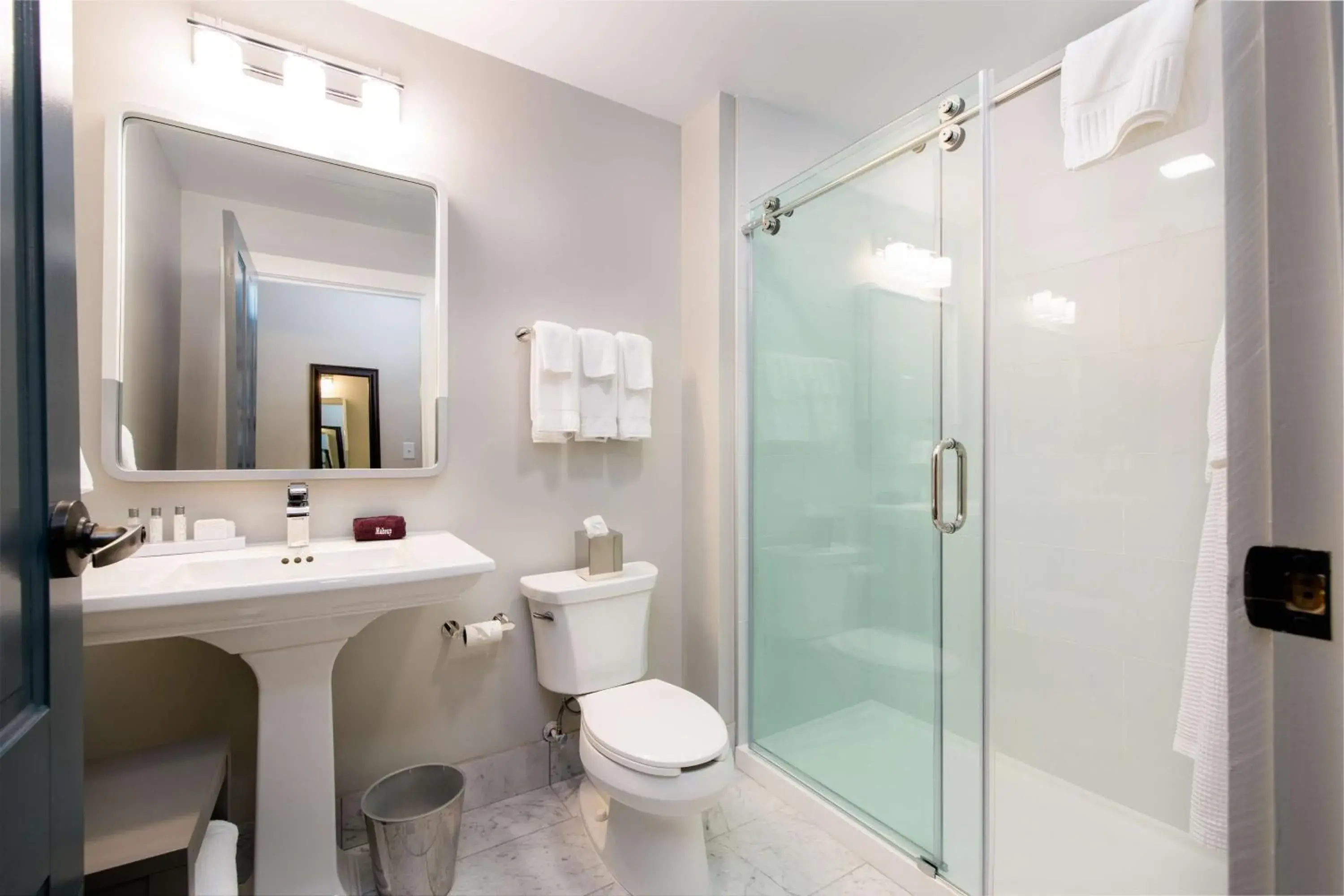 Bathroom in Hotel Florence, Tapestry Collection by Hilton Bathroom in Hotel Florence, Tapestry Collection by Hilton