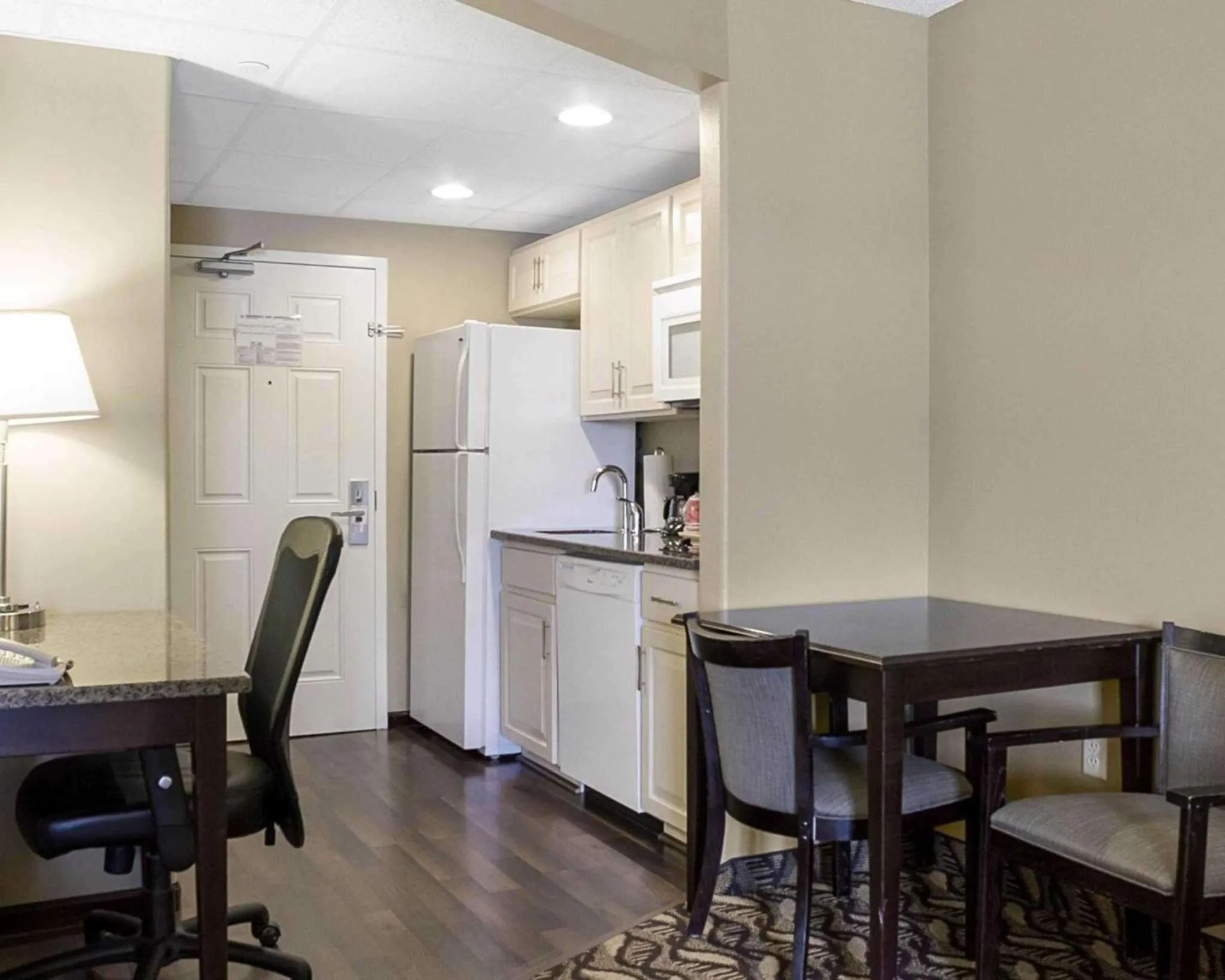 Kitchen or kitchenette in MainStay Suites Bismarck