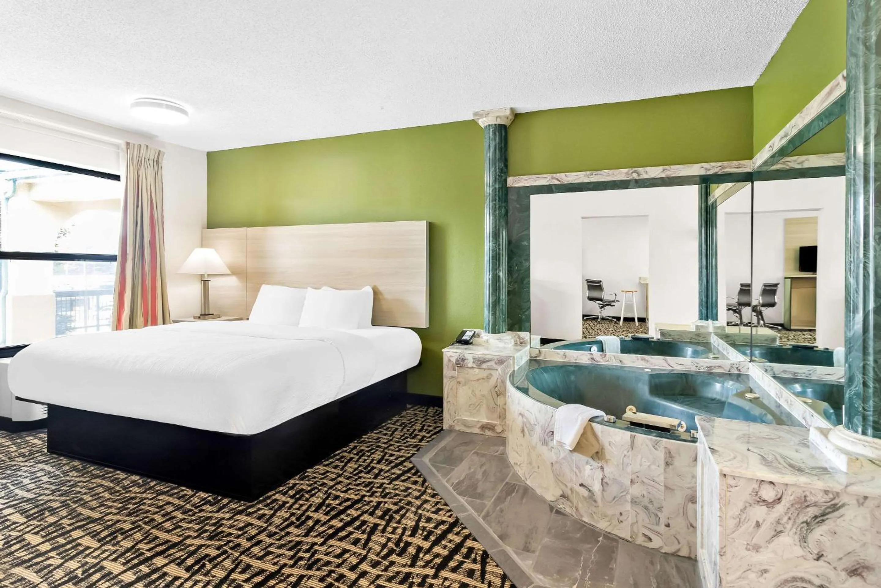 Bedroom, Bed in Quality Inn Russellville