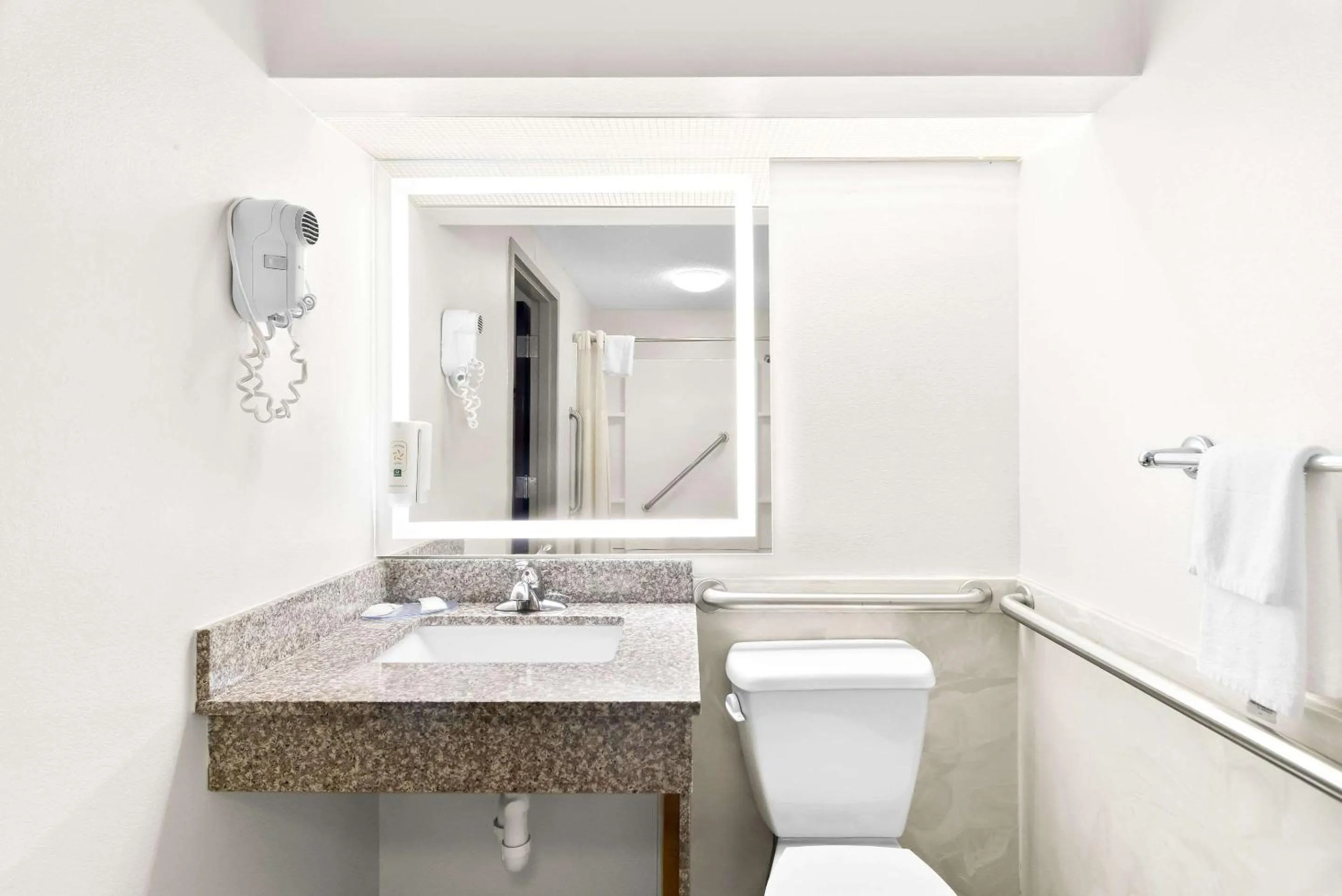 Bedroom in Quality Inn Russellville