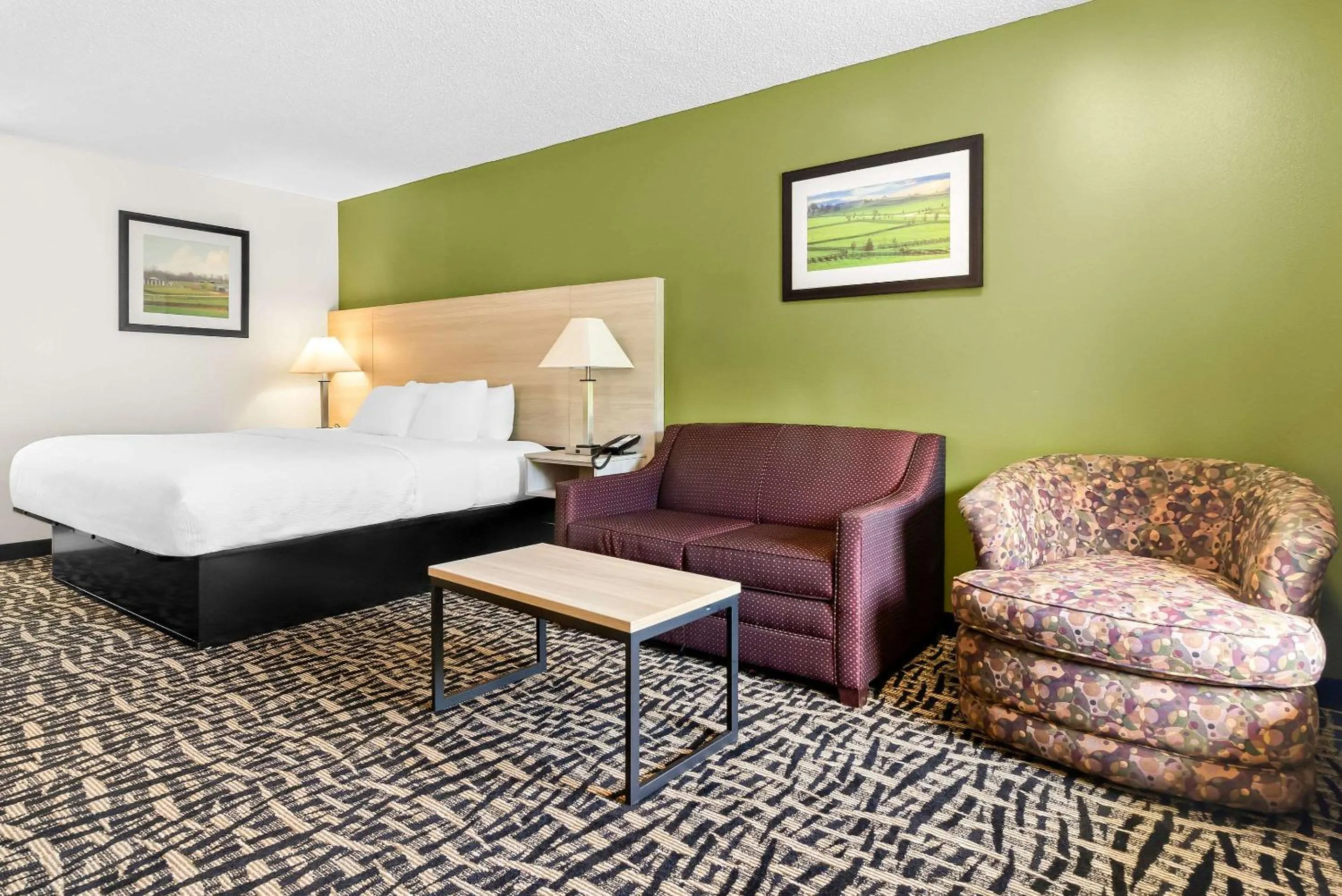 Bedroom, Bed in Quality Inn Russellville