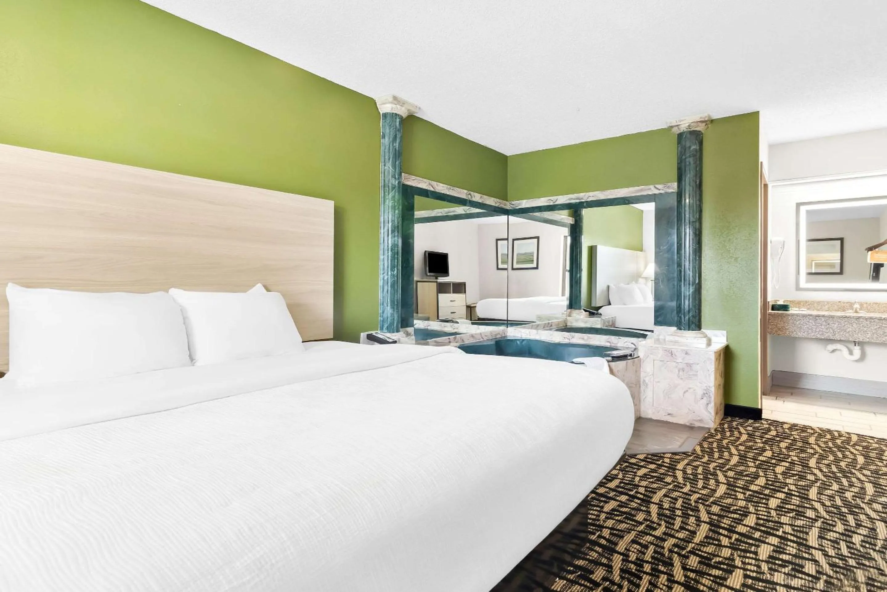 Bedroom, Bed in Quality Inn Russellville