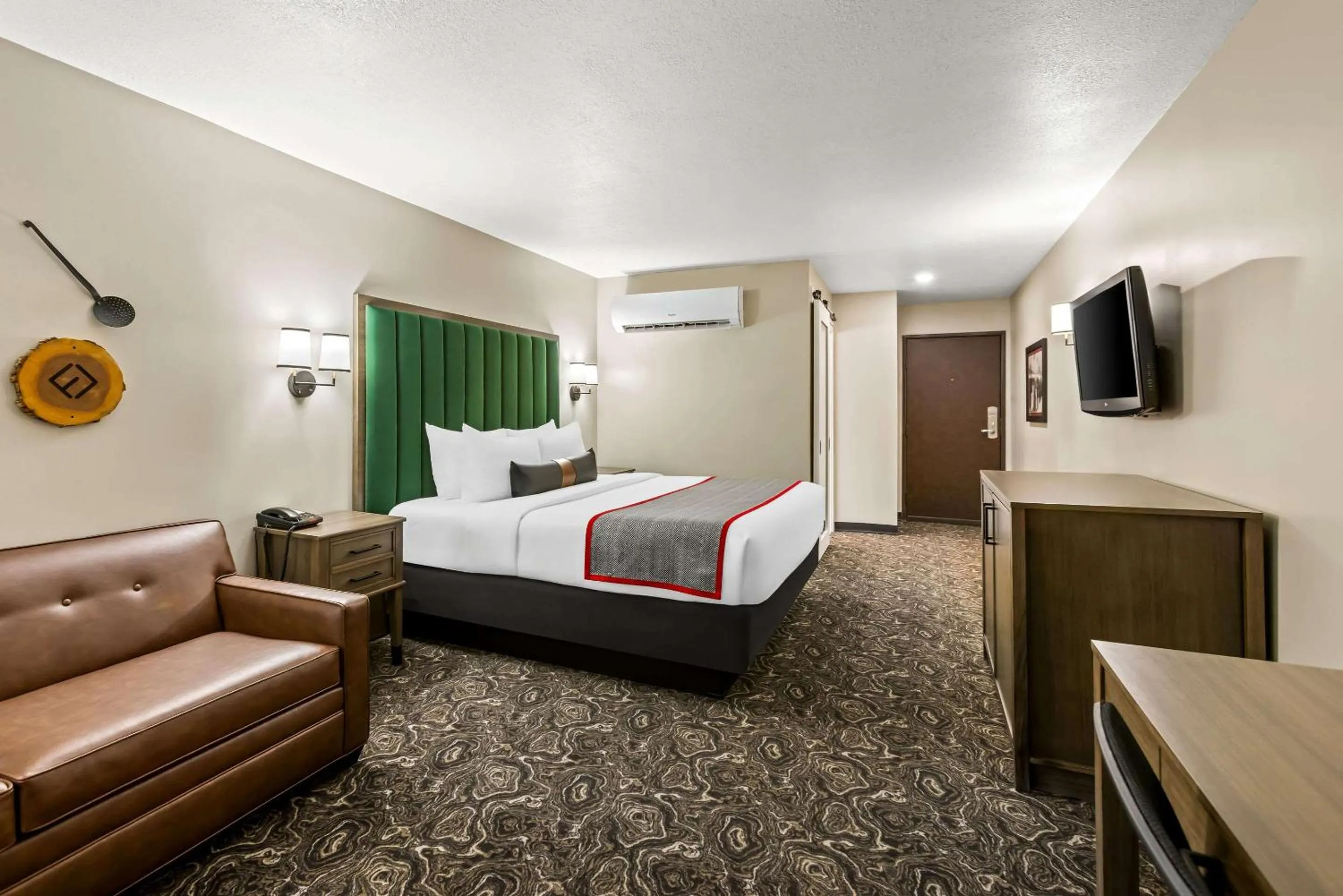 Bedroom in Lumber Jack Lodge, Ascend Hotel Collection
