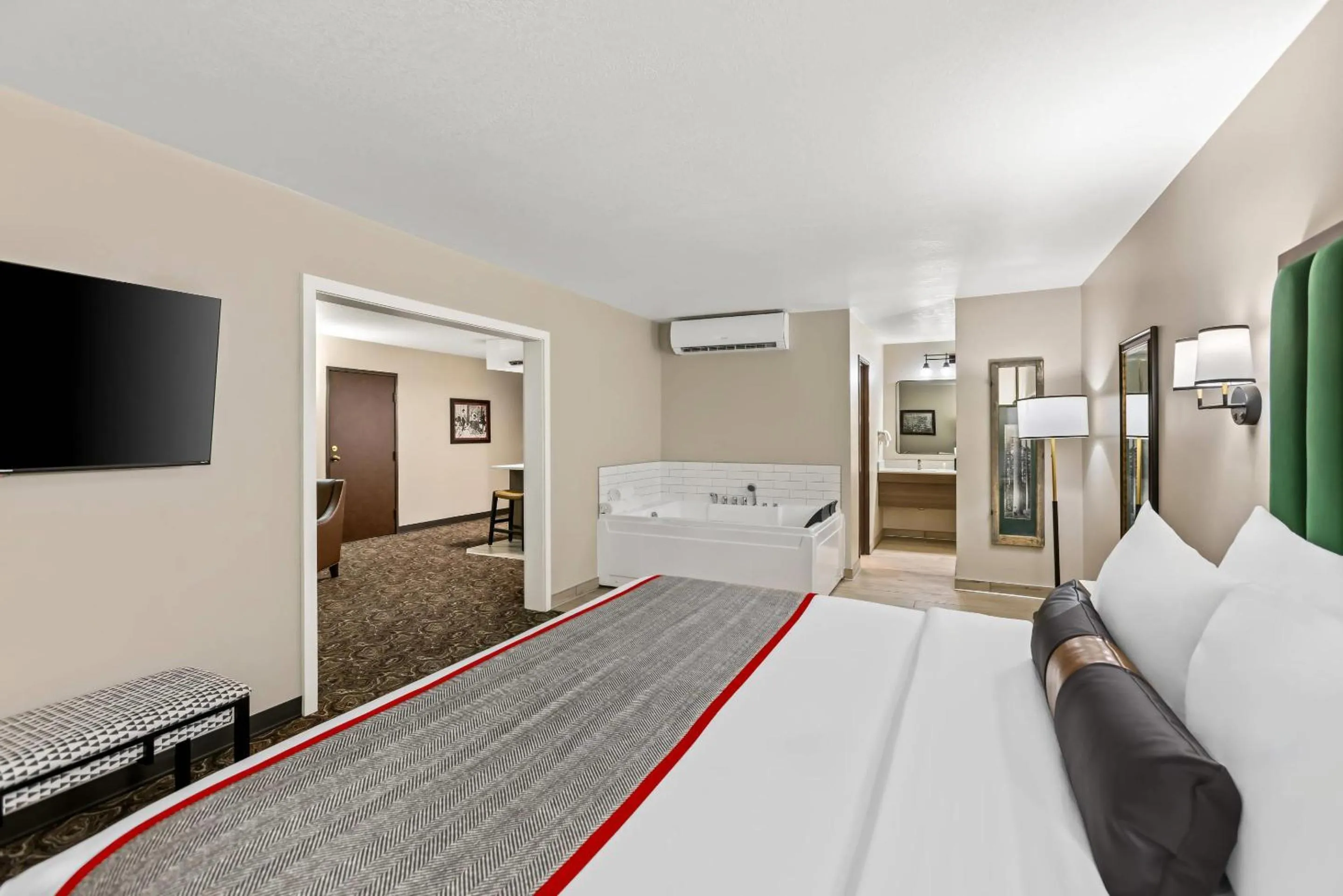 Bedroom, Bed in Lumber Jack Lodge, an Ascend Collection Hotel