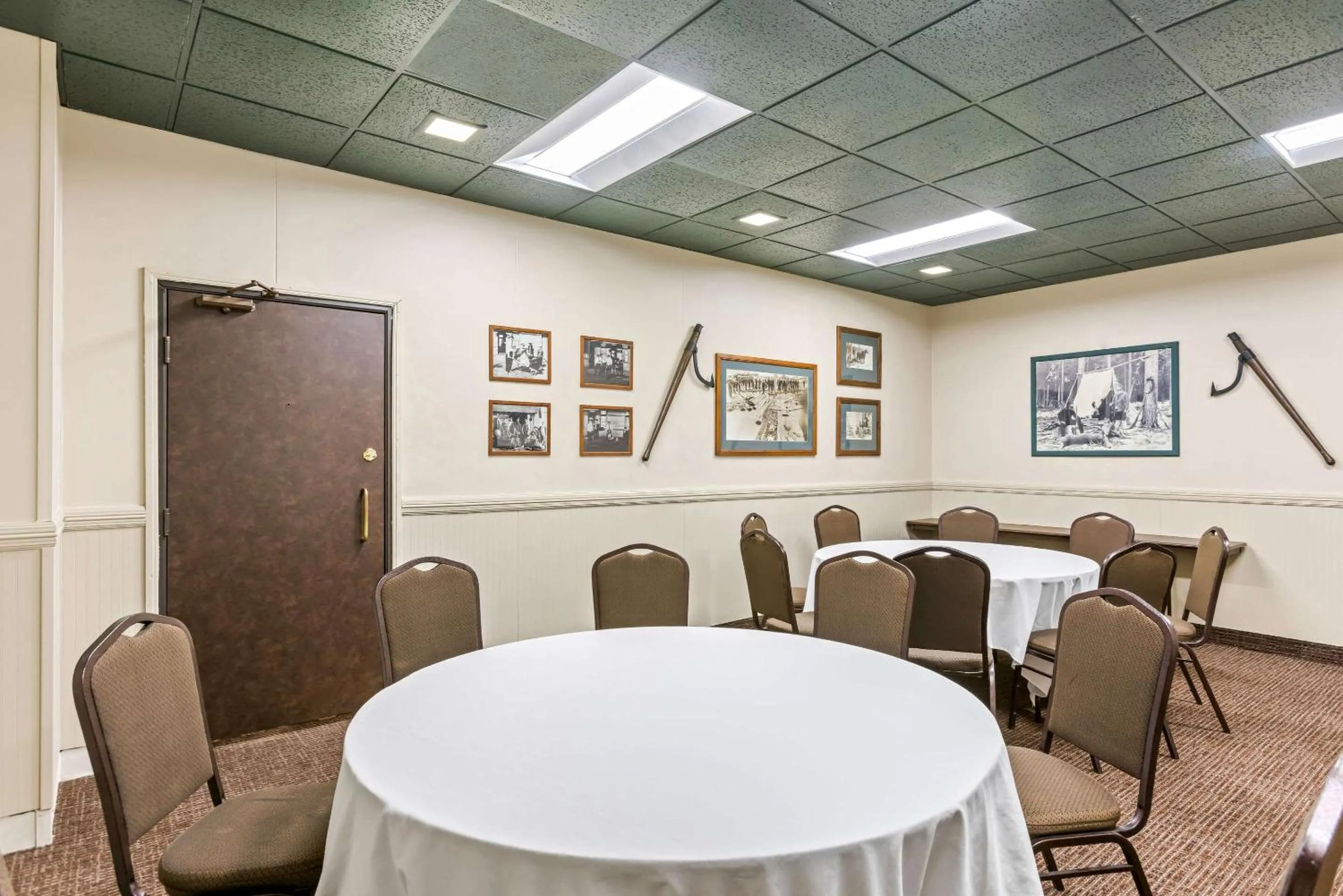 Meeting/conference room in Lumber Jack Lodge, Ascend Hotel Collection