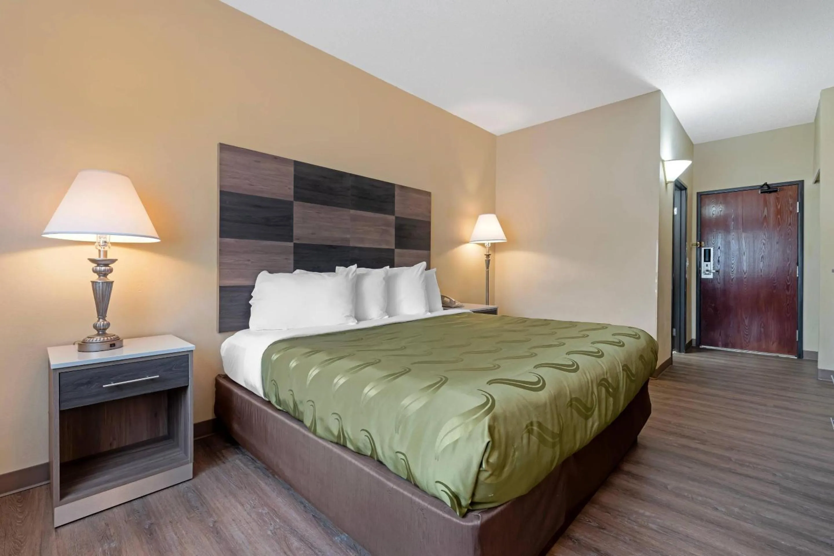 Bedroom, Bed in Quality Inn Bemidji