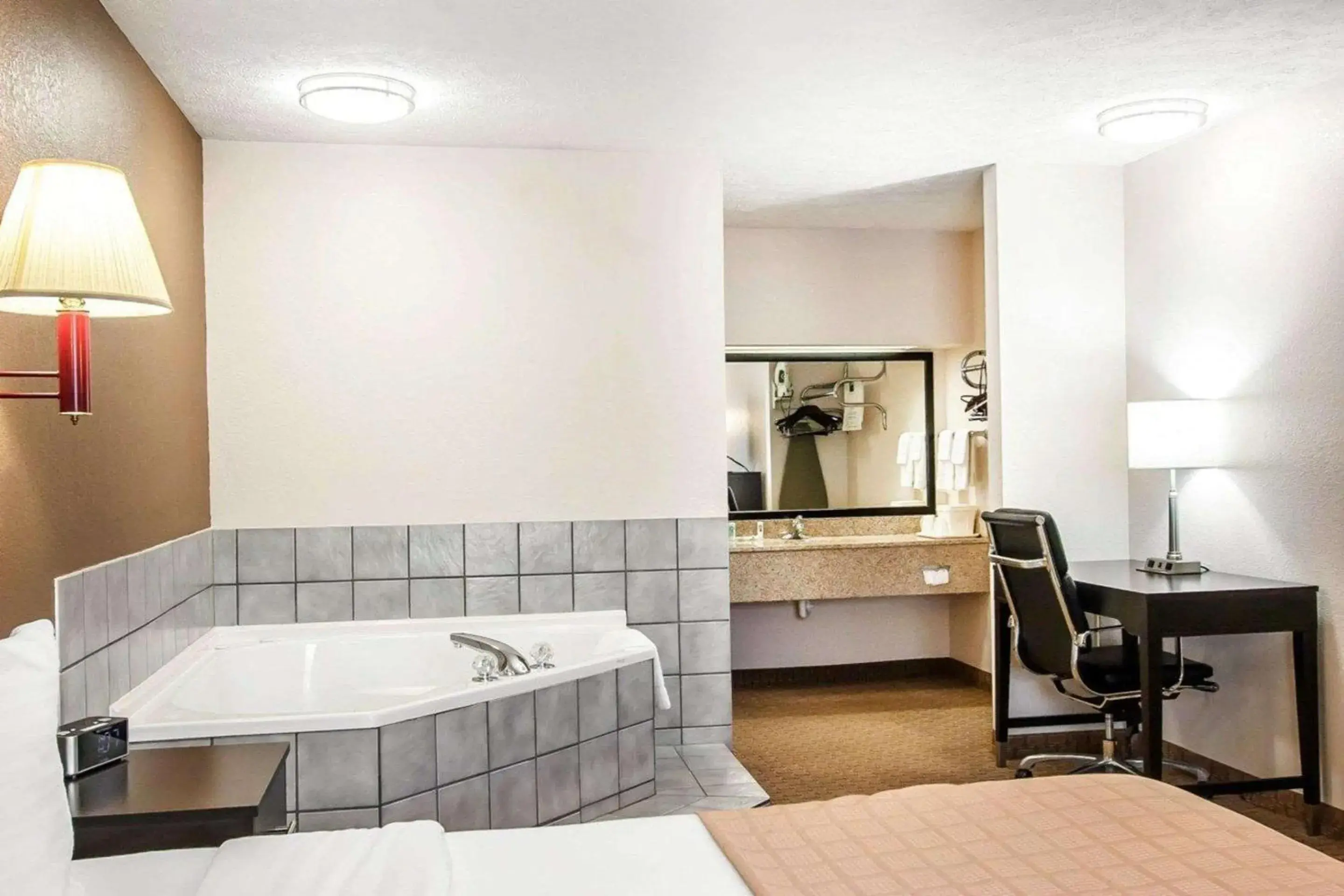 Photo of the whole room, Bed in Quality Inn Savannah South Photo of the whole room, Bed in Quality Inn Savannah South