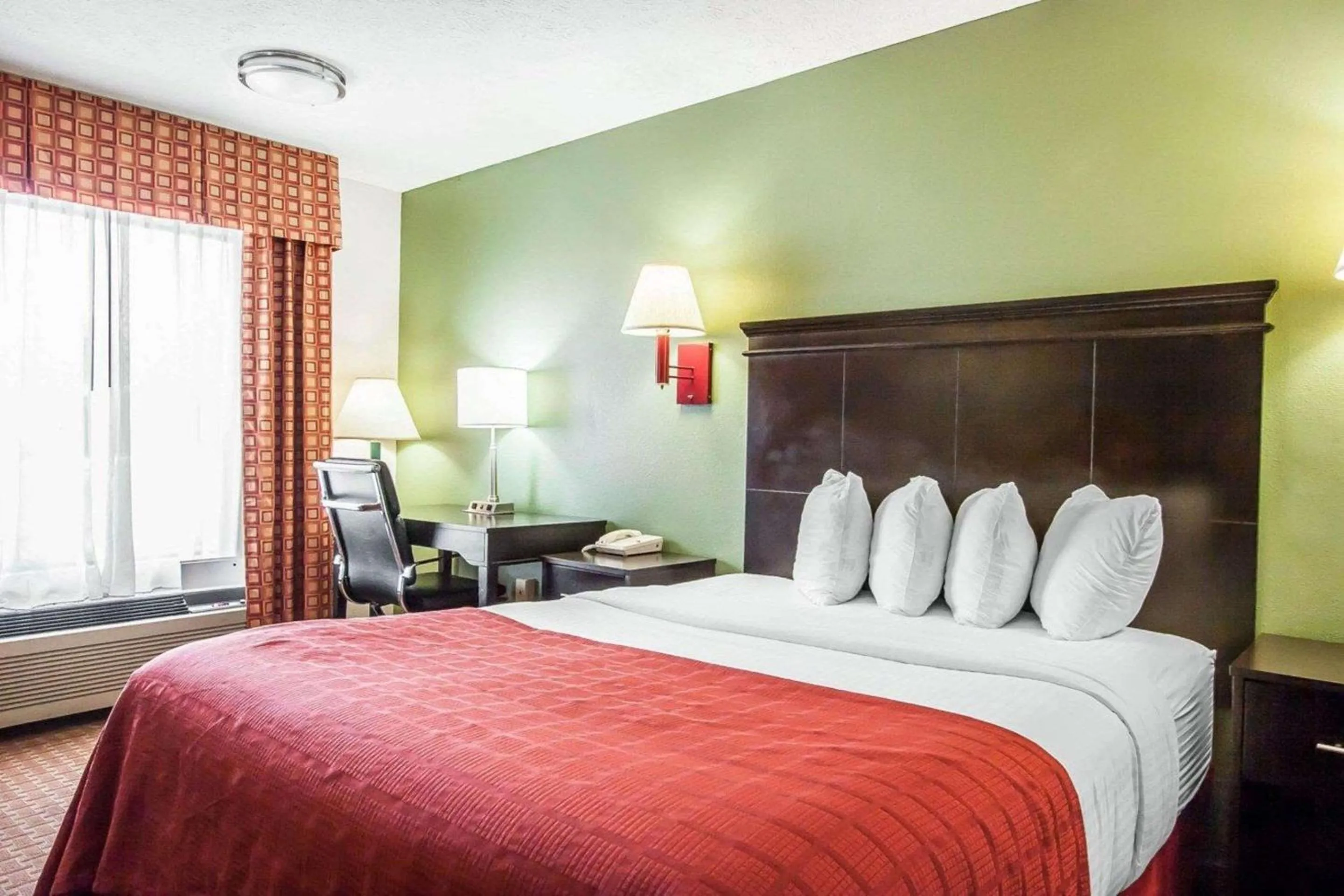 Photo of the whole room, Bed in Quality Inn Savannah South