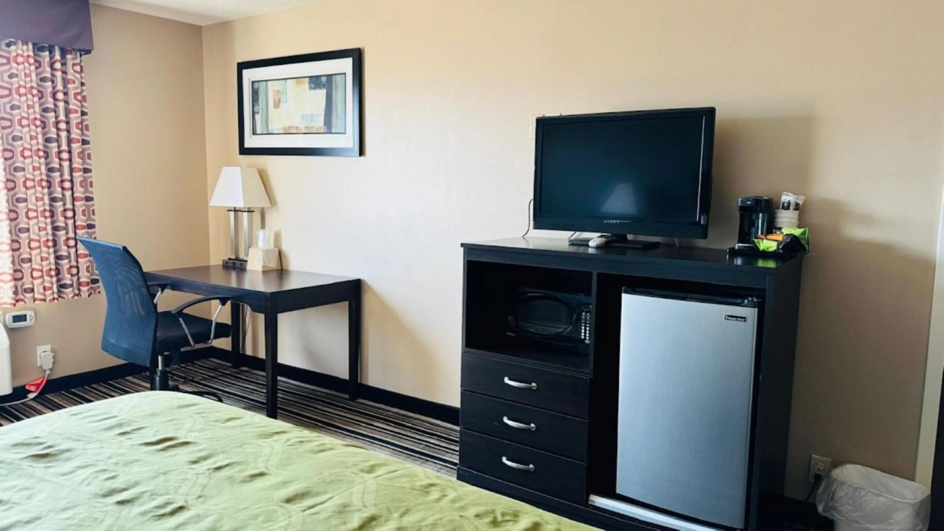 TV and multimedia, Bed in Wingate by Wyndham Beaver I-15