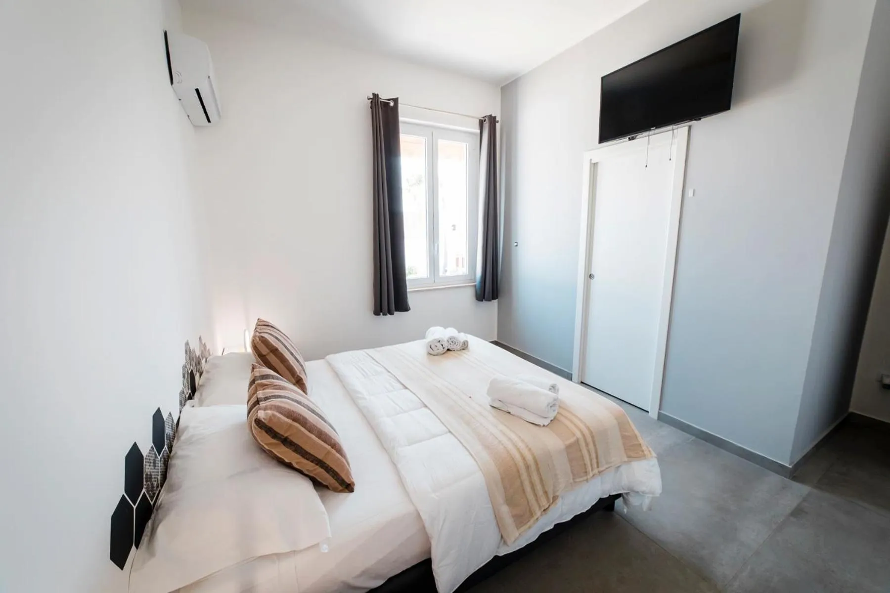 Bed in Sunset Wave - STAGNONE KITESURF VILLAGE