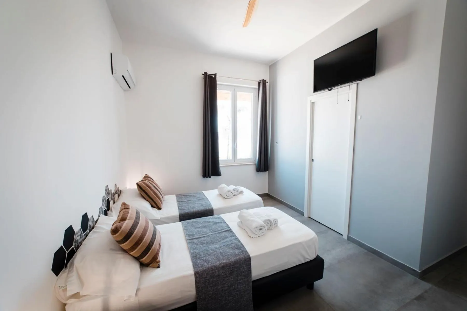 Bed in Sunset Wave - STAGNONE KITESURF VILLAGE