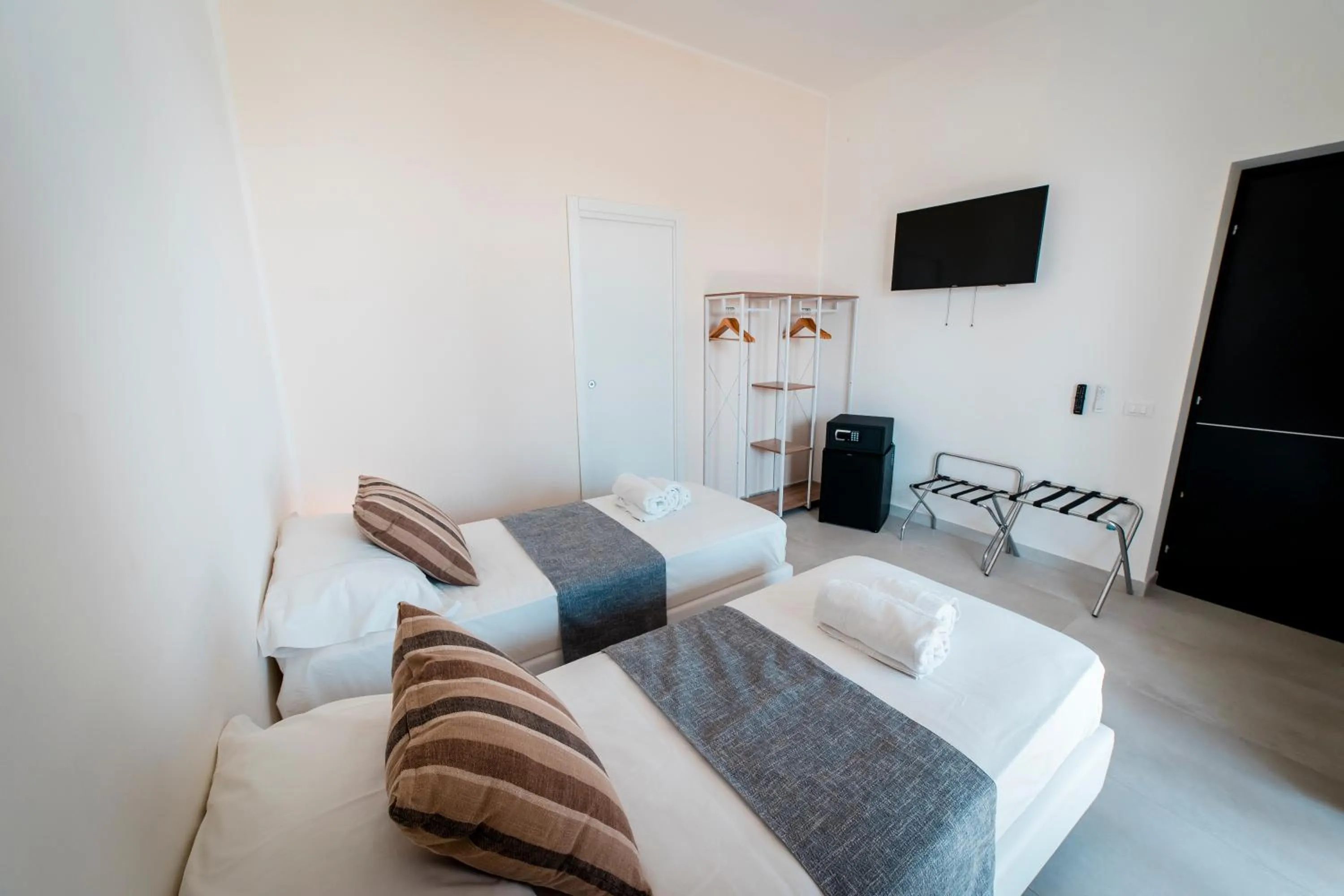 Bed in Sunset Wave - STAGNONE KITESURF VILLAGE