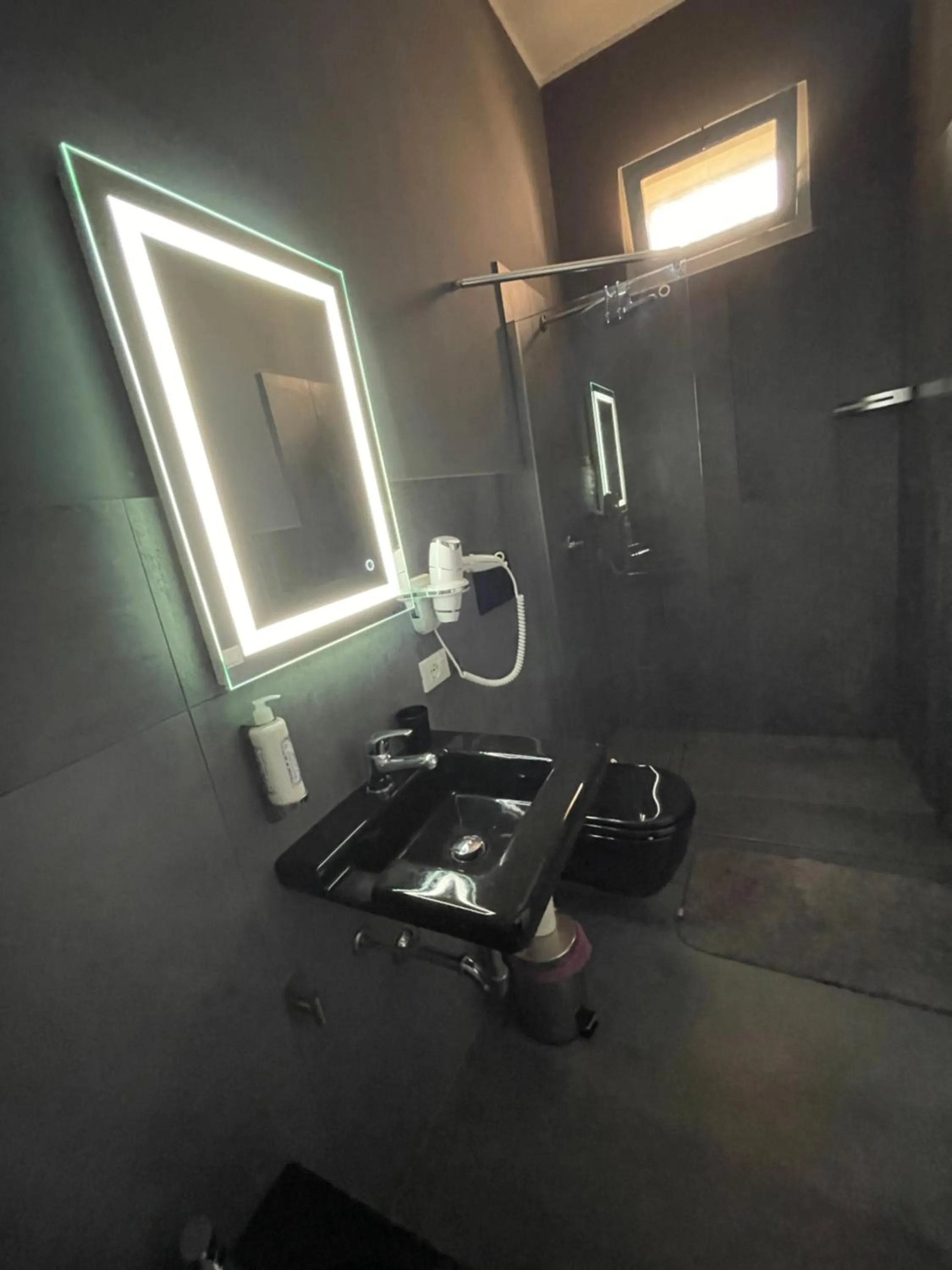 Shower in Sunset Wave - STAGNONE KITESURF VILLAGE