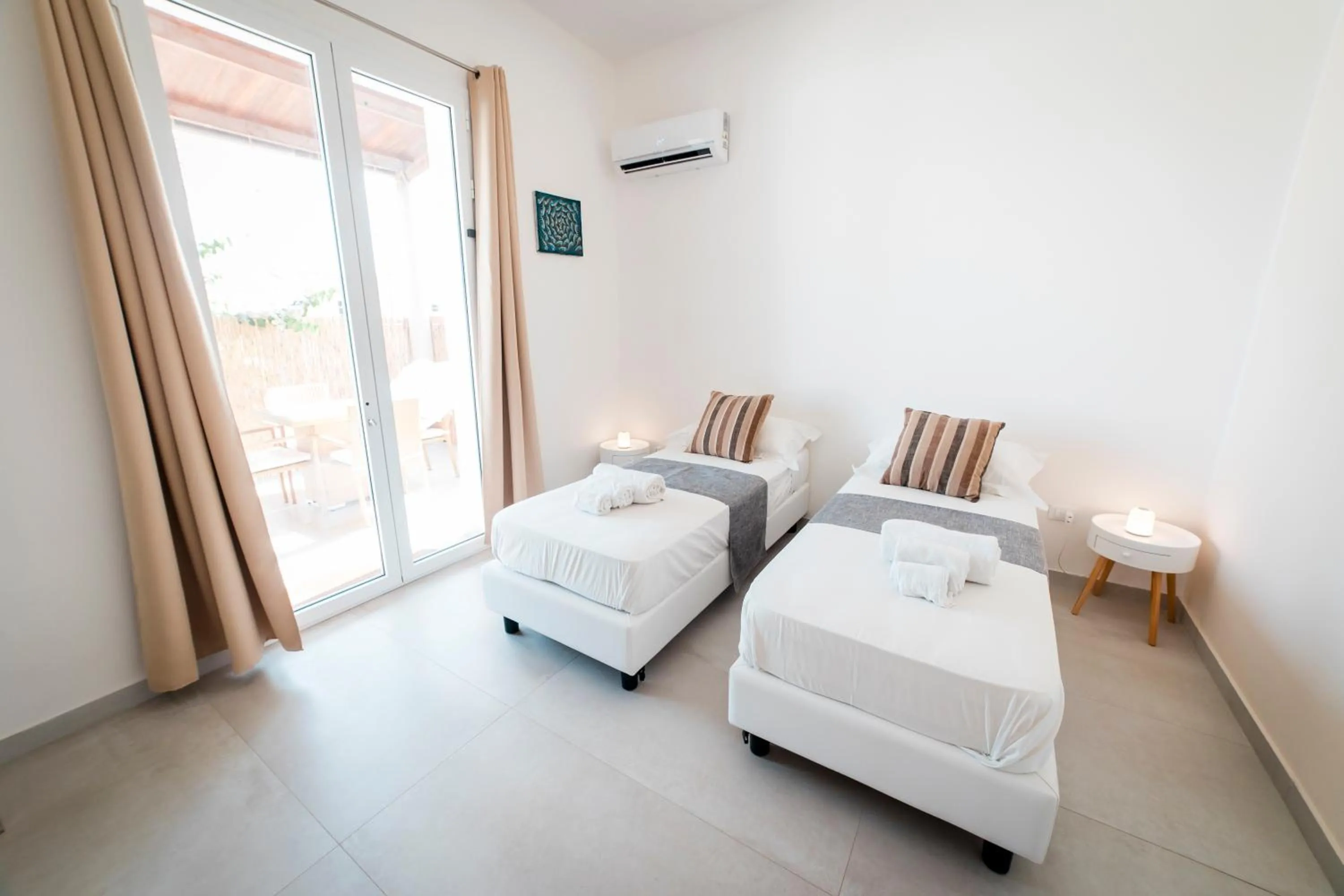 Bed in Sunset Wave - STAGNONE KITESURF VILLAGE