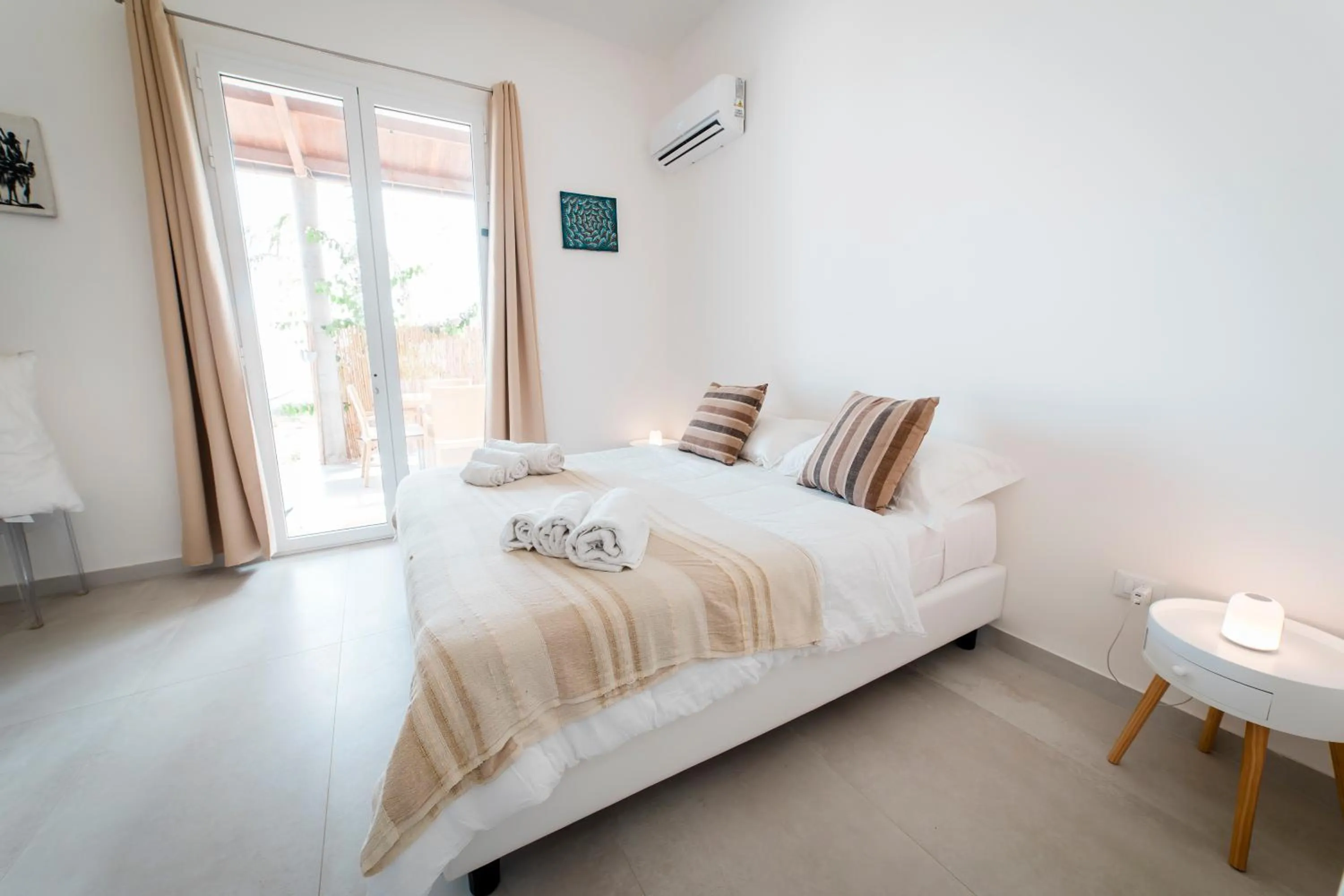 Bed in Sunset Wave - STAGNONE KITESURF VILLAGE