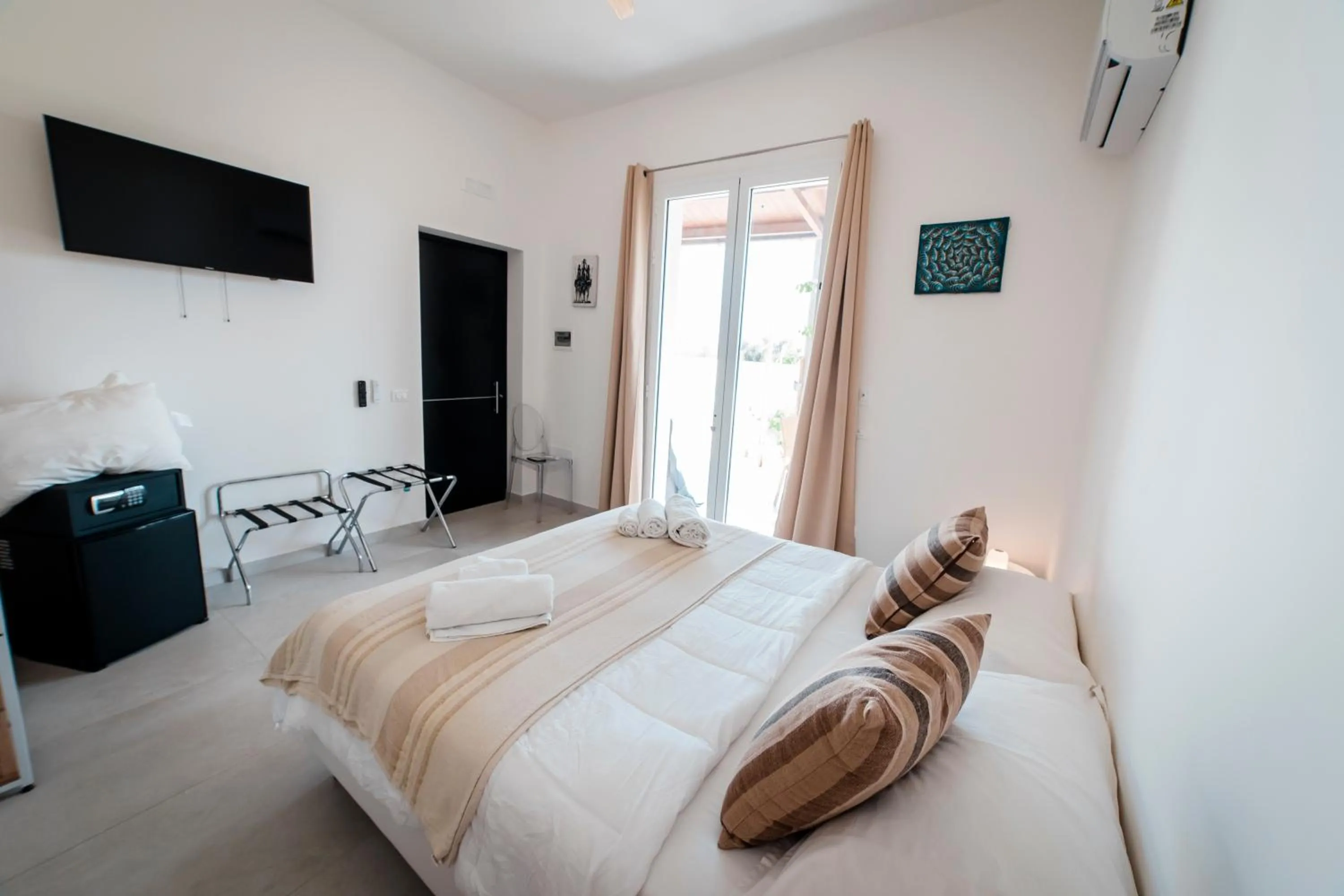 Bed in Sunset Wave - STAGNONE KITESURF VILLAGE