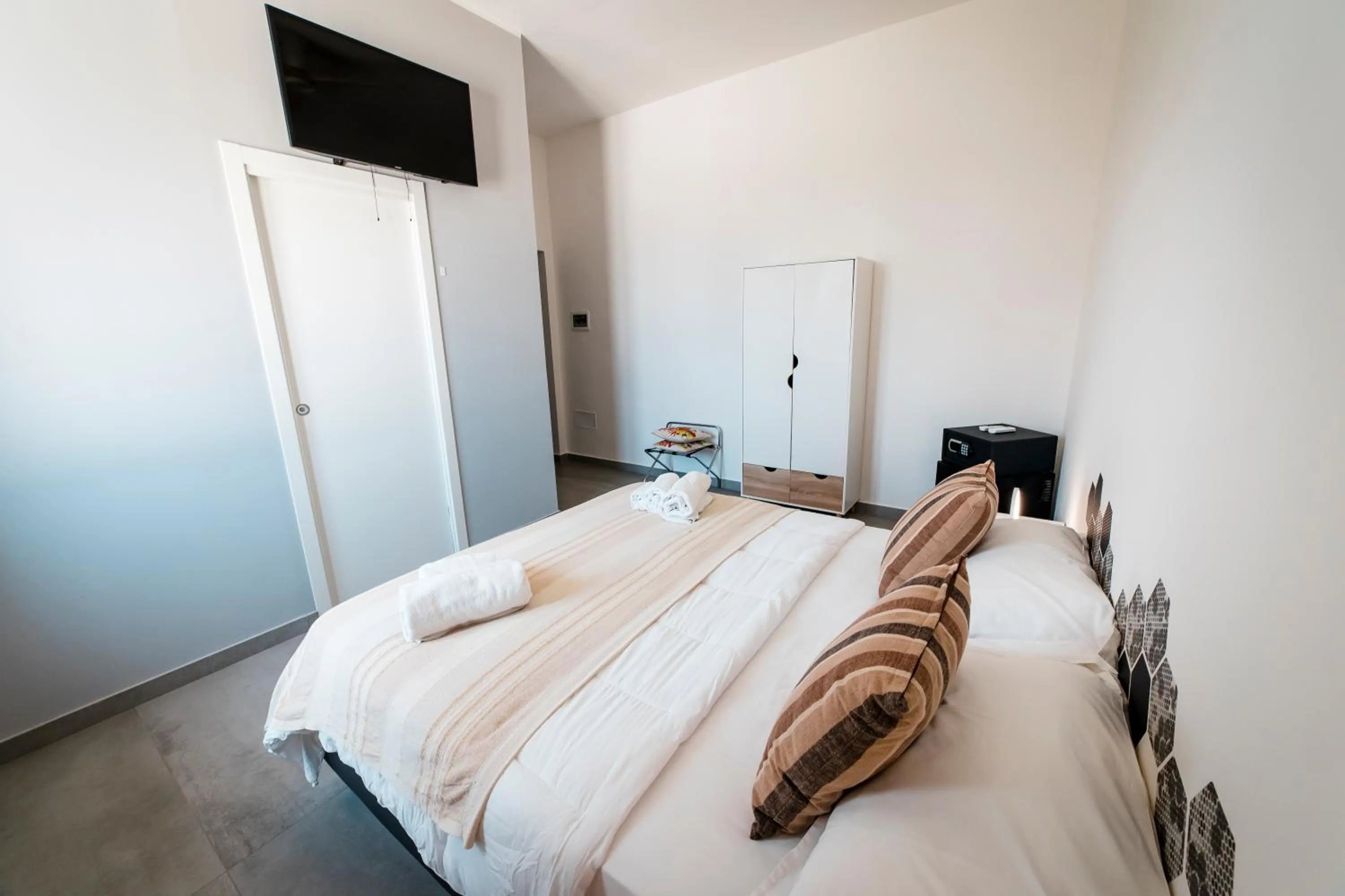 Bed in Sunset Wave - STAGNONE KITESURF VILLAGE