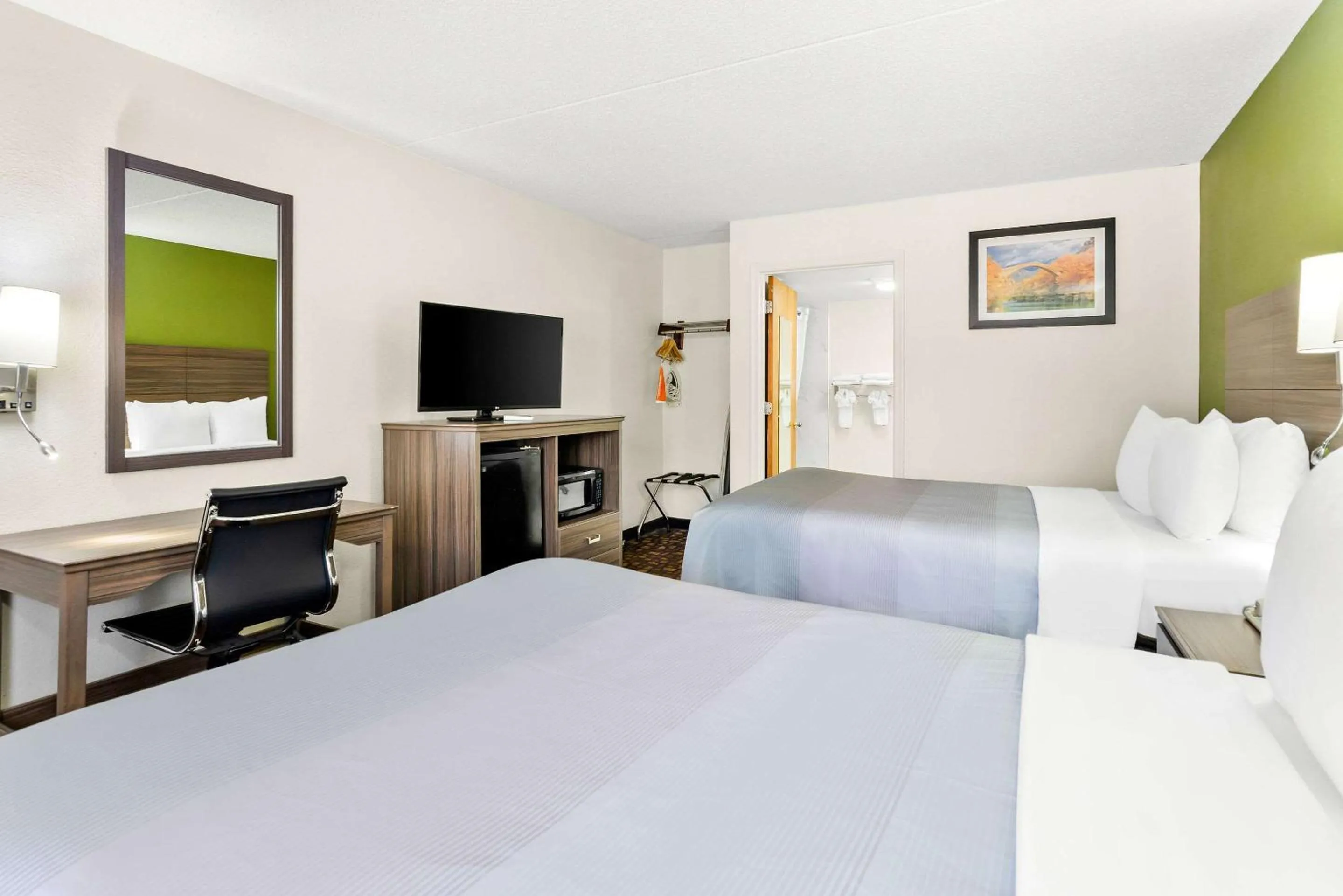 Bedroom, Bed in Quality Inn Salem - I-81