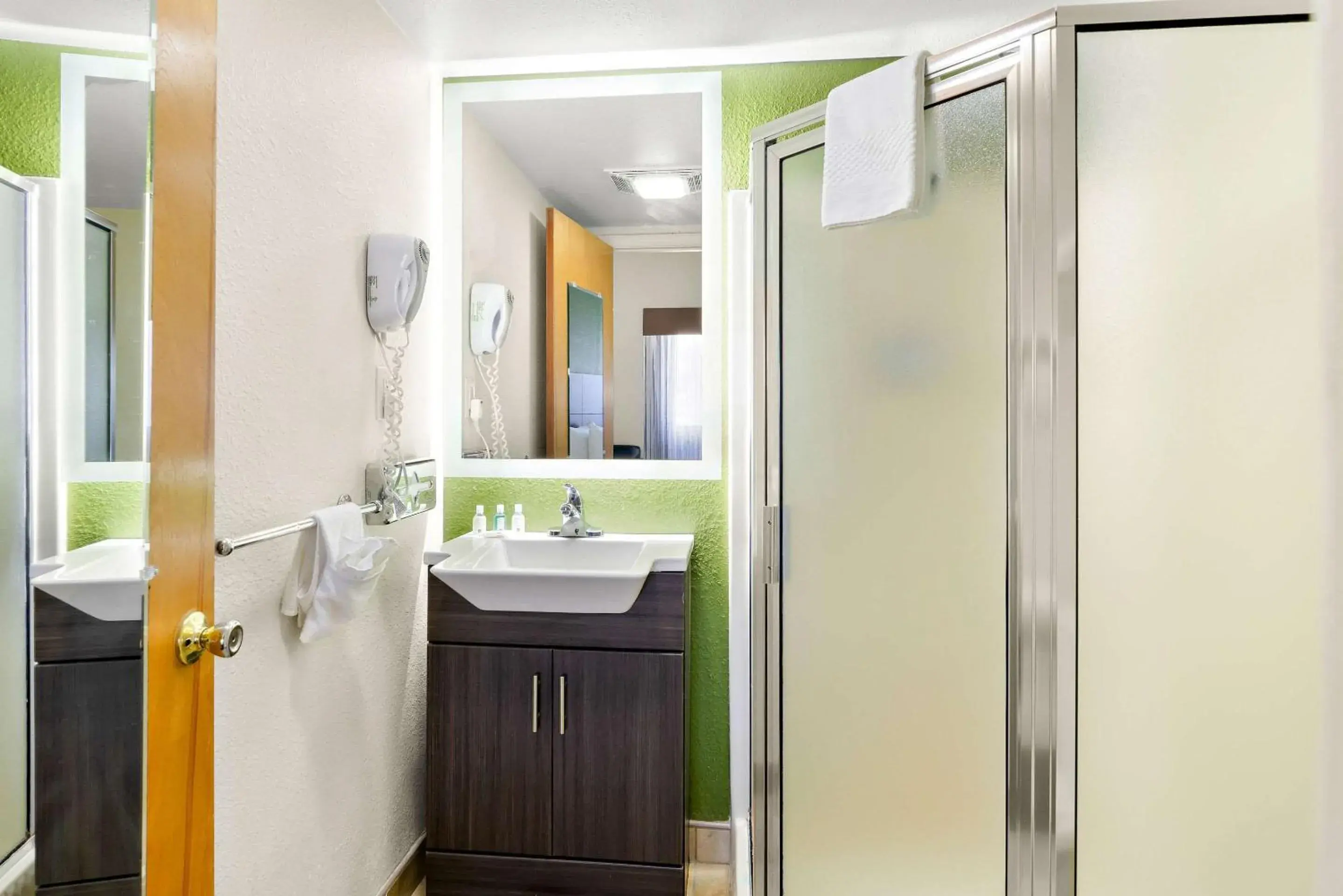 Bedroom in Quality Inn Salem - I-81 Bedroom in Quality Inn Salem - I-81