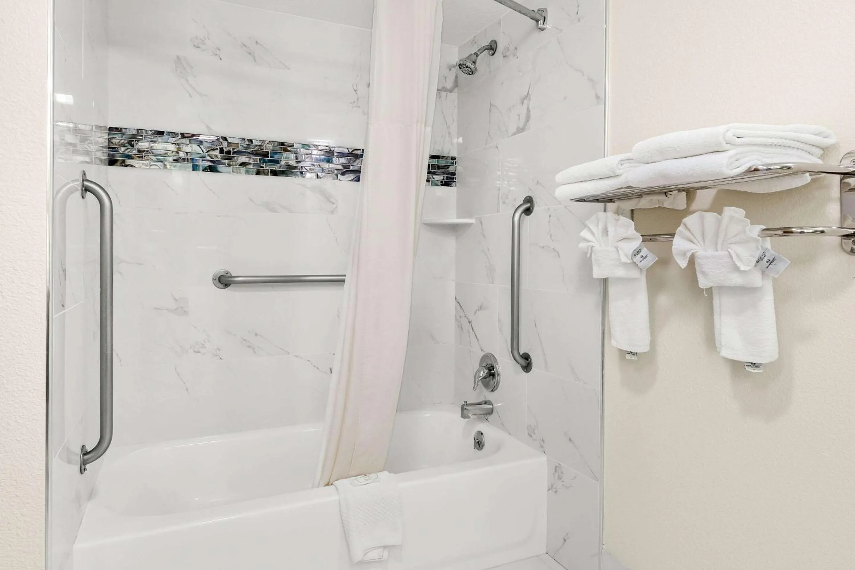 Bedroom in Quality Inn Salem - I-81