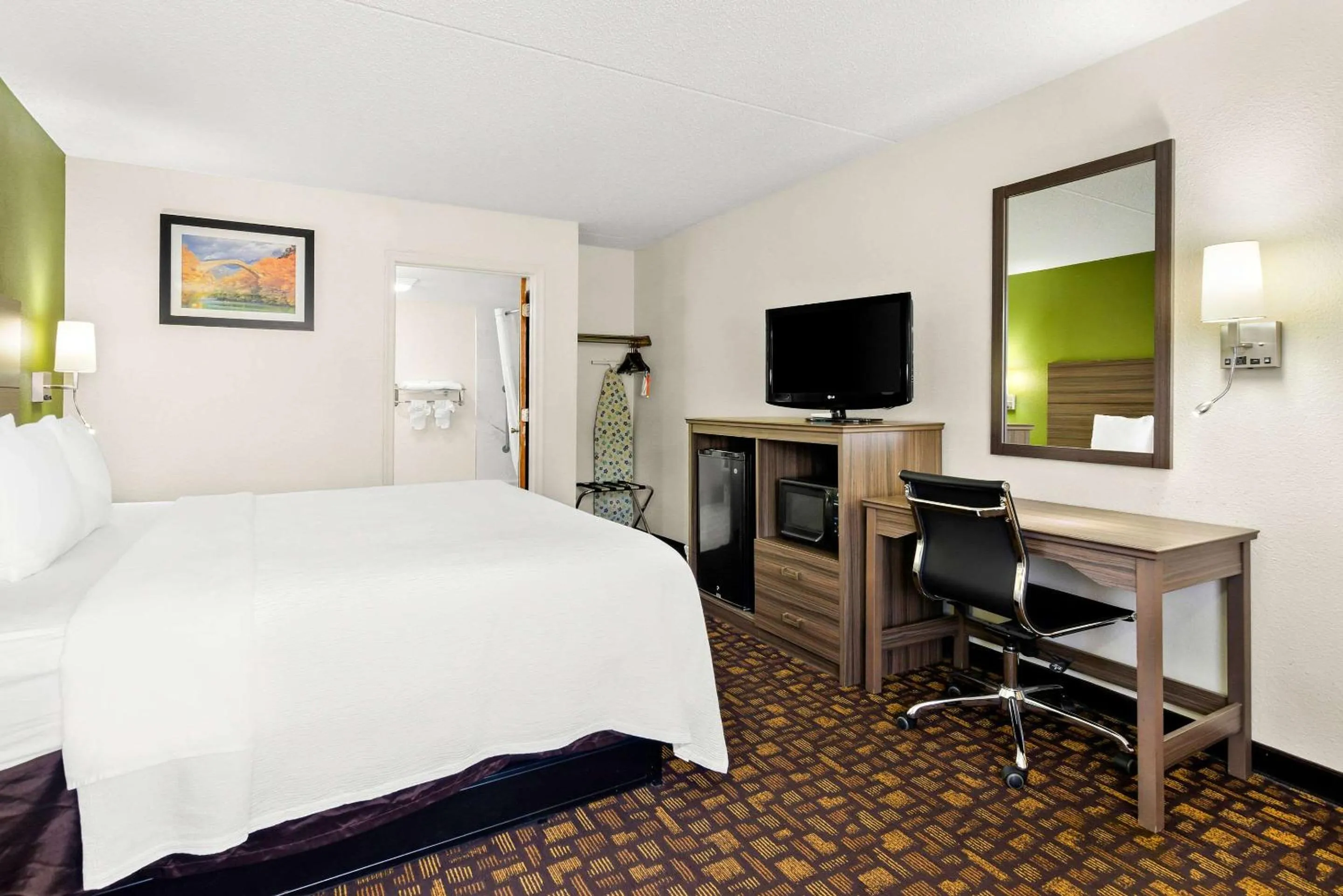 Bedroom, Bed in Quality Inn Salem - I-81