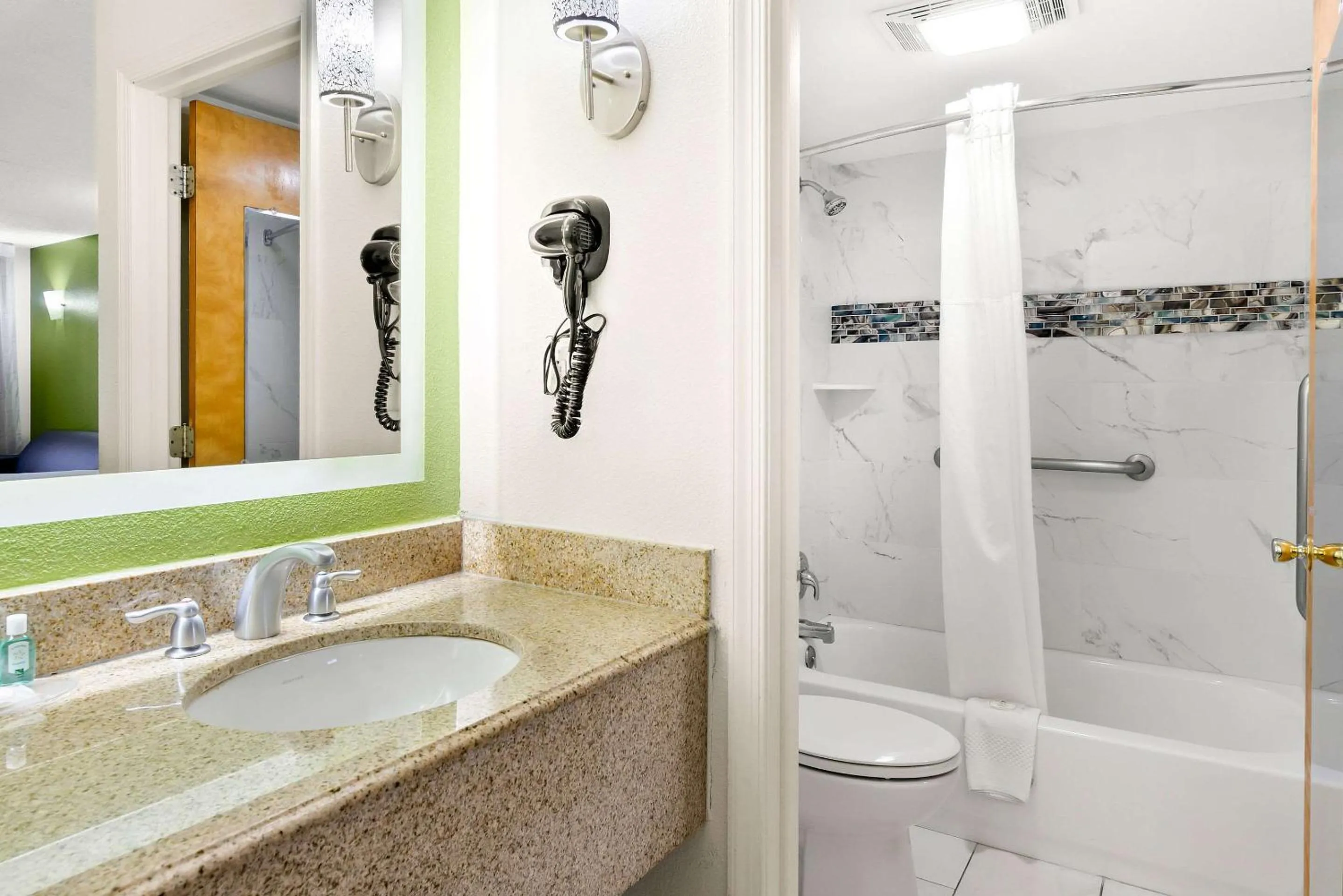 Bedroom in Quality Inn Salem - I-81