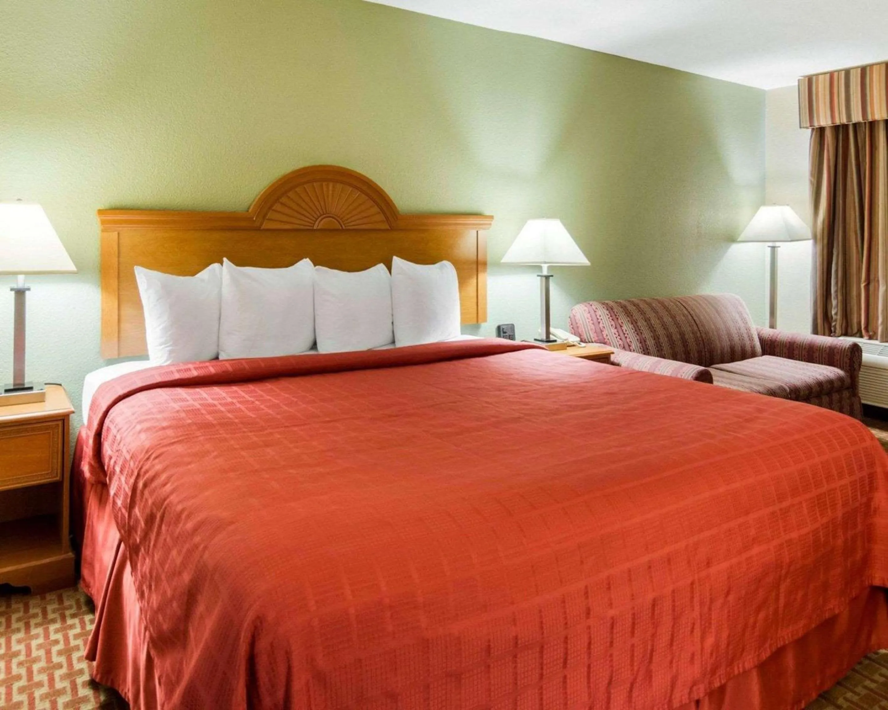 Photo of the whole room, Bed in Quality Inn South Hill I-85