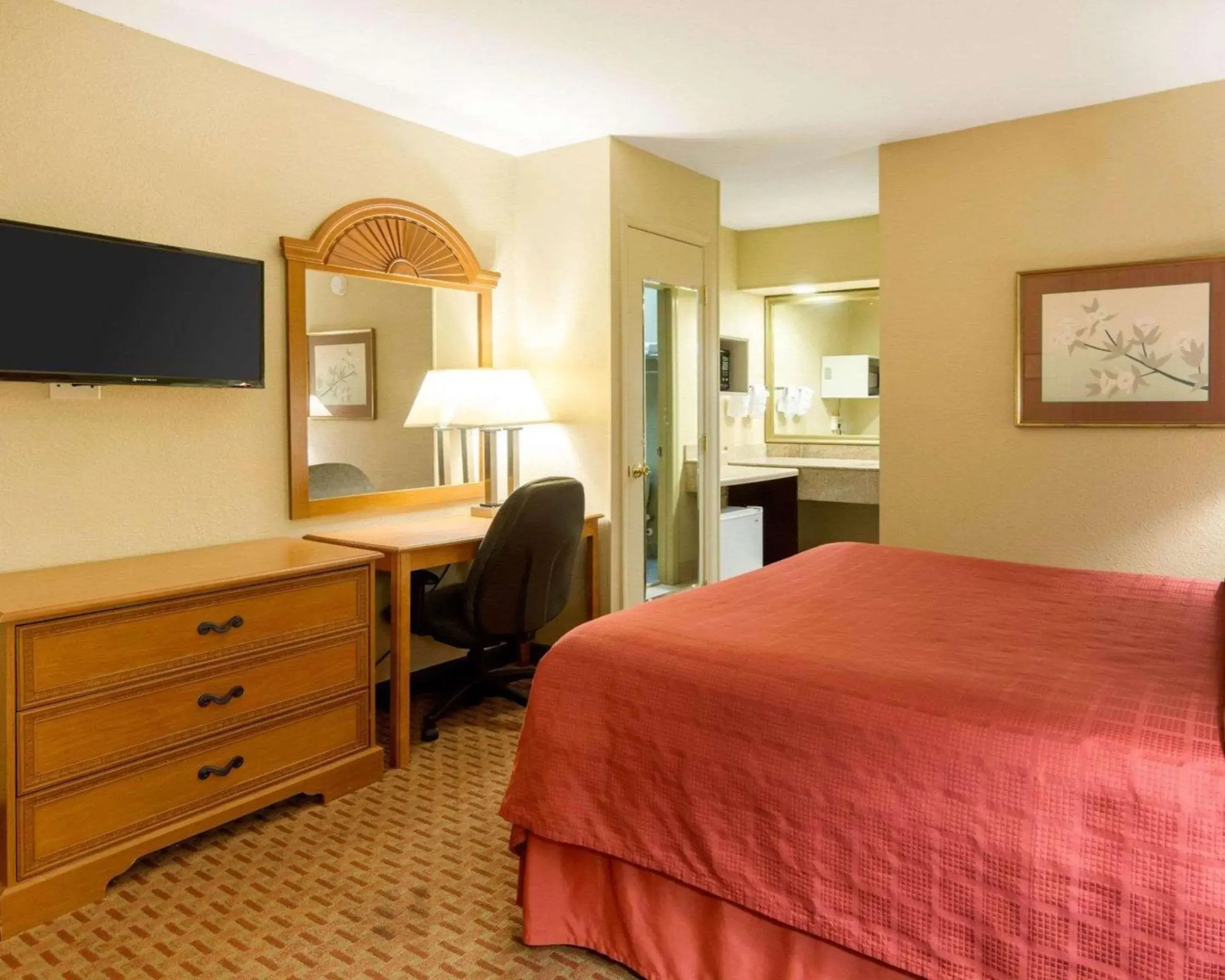 Photo of the whole room in Quality Inn South Hill I-85 Photo of the whole room in Quality Inn South Hill I-85