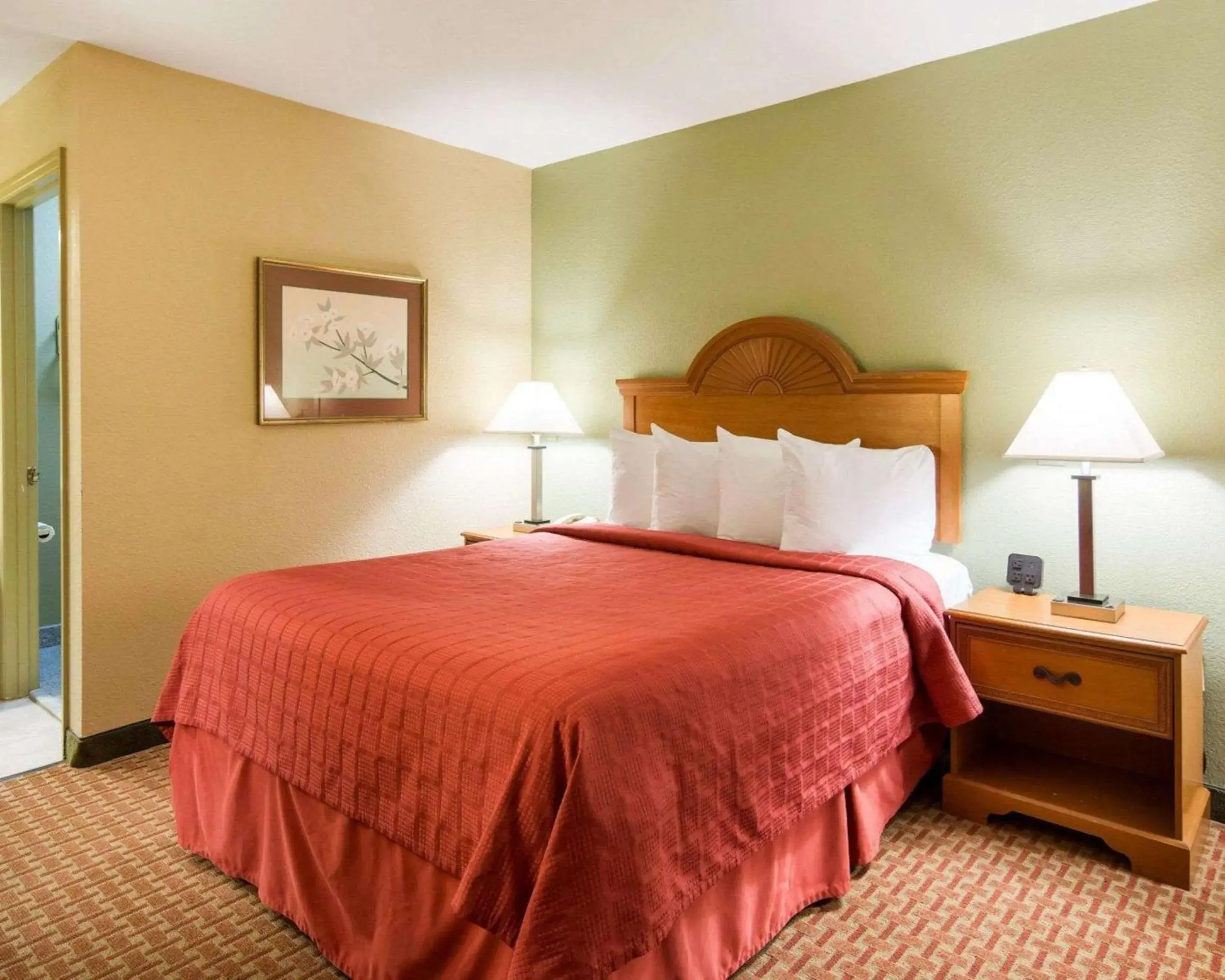 Photo of the whole room in Quality Inn South Hill I-85 Photo of the whole room in Quality Inn South Hill I-85