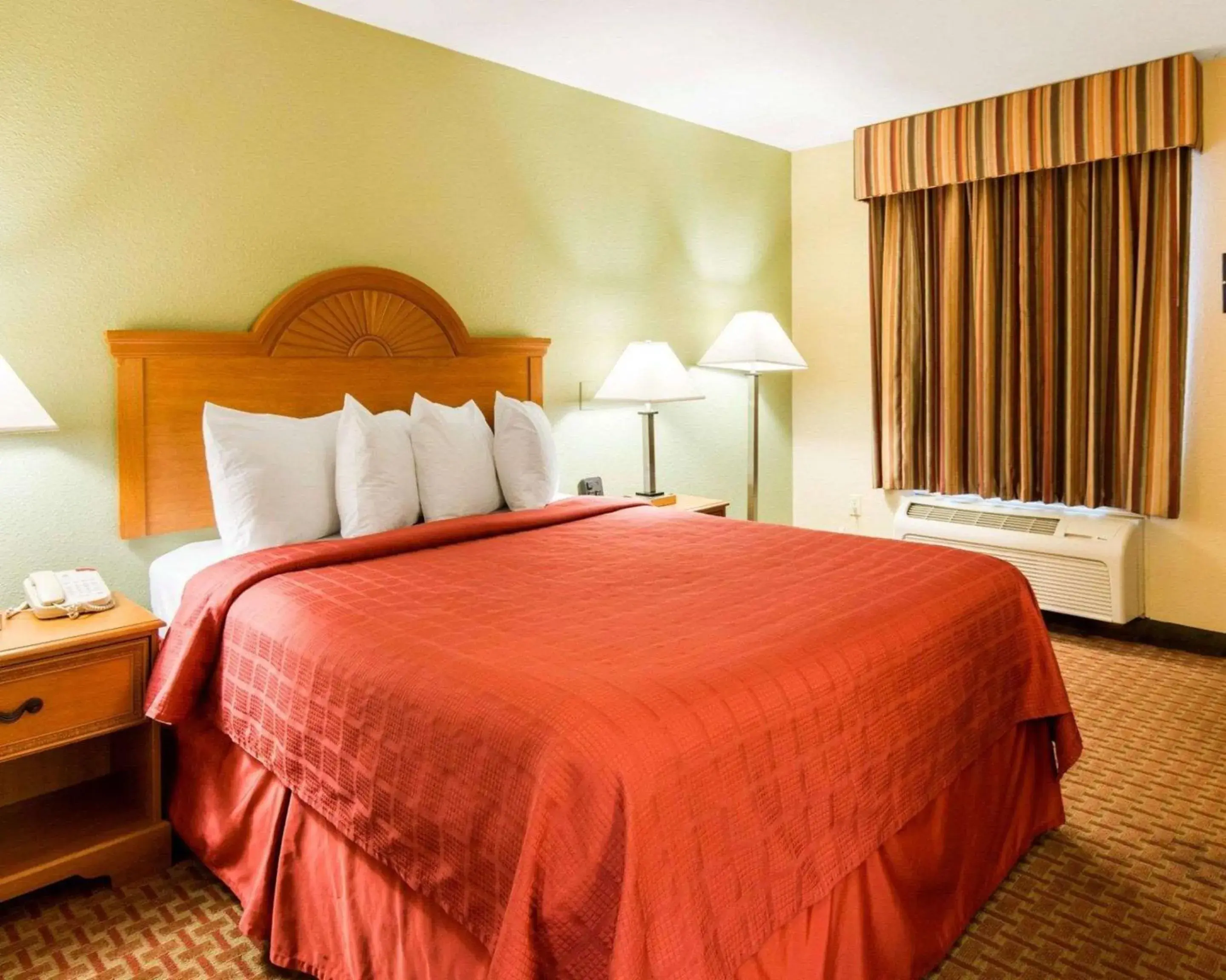 Photo of the whole room, Bed in Quality Inn South Hill I-85 Photo of the whole room, Bed in Quality Inn South Hill I-85