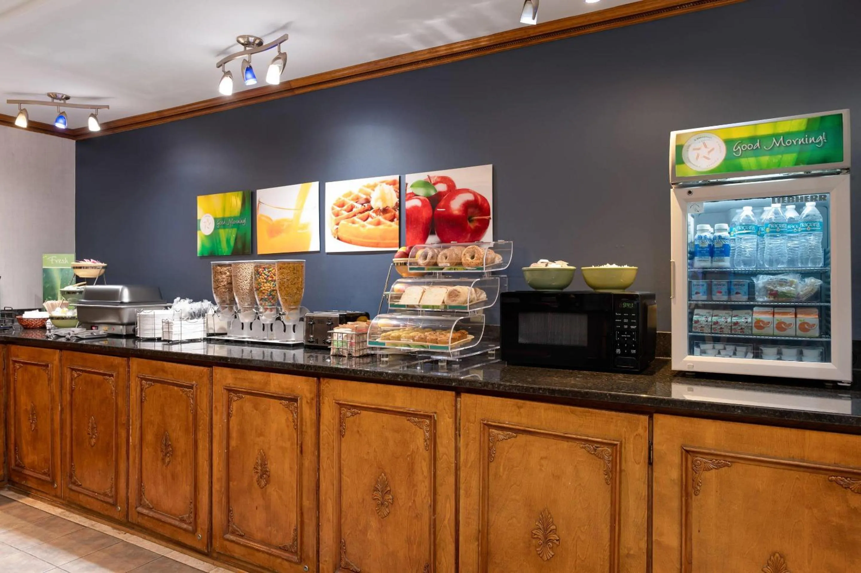 Breakfast in Quality Inn South Hill I-85