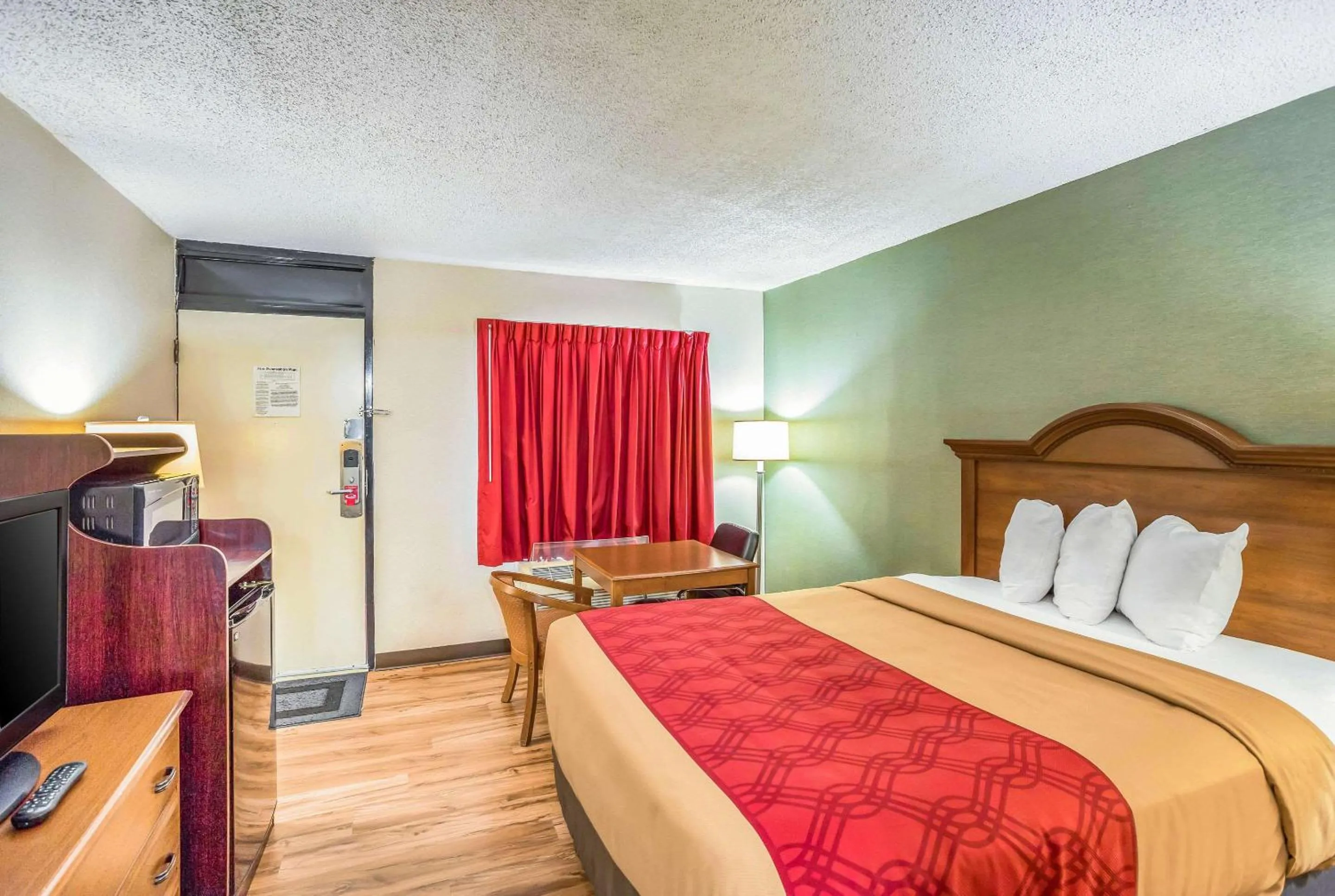 Bedroom, Bed in Econo Lodge Huntington - Barboursville University Area
