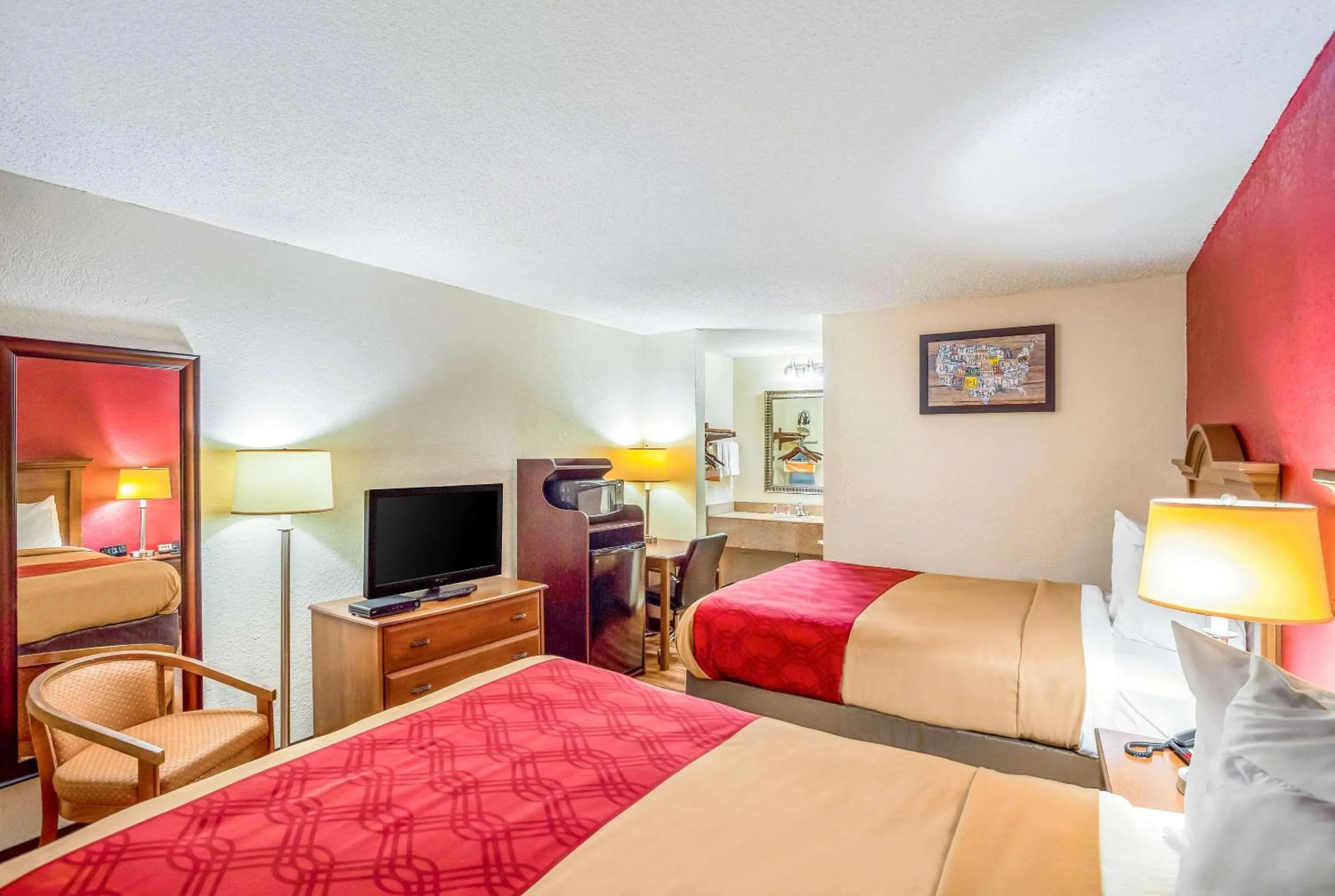 Bedroom, Bed in Econo Lodge Huntington - Barboursville University Area