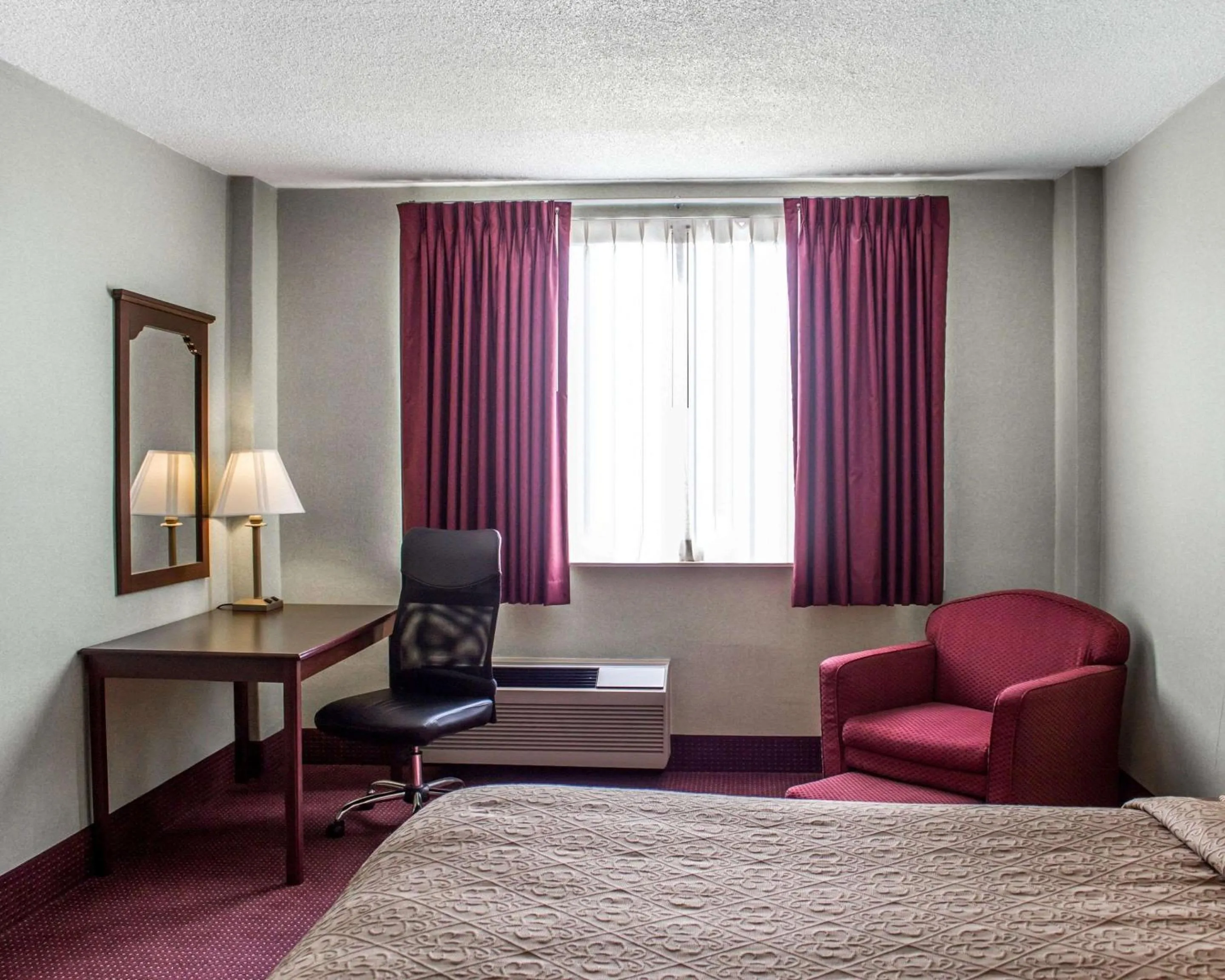 Photo of the whole room, Bed in Quality Inn & Conference Center Franklin Downtown