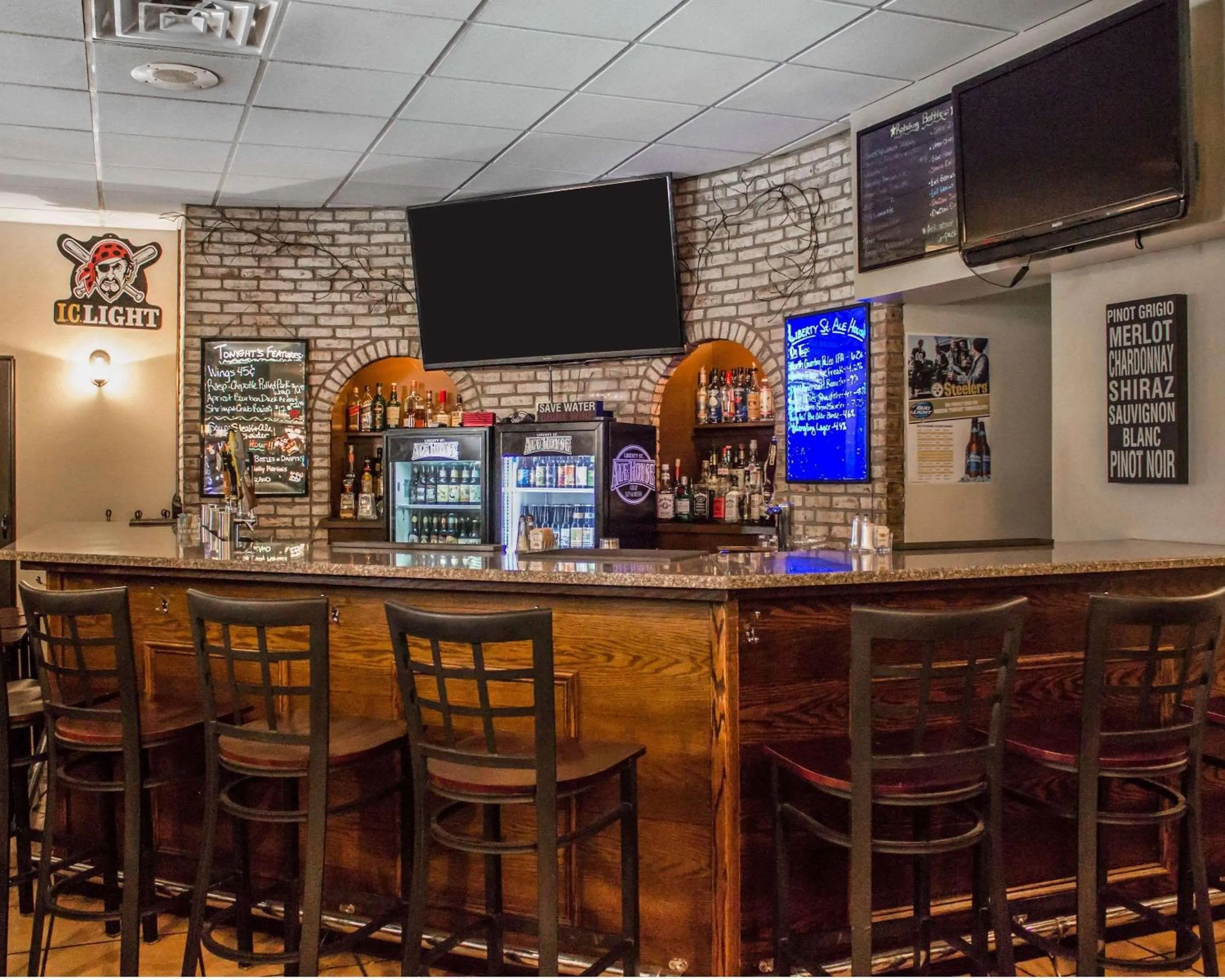 Restaurant/places to eat in Quality Inn & Conference Center Franklin Downtown