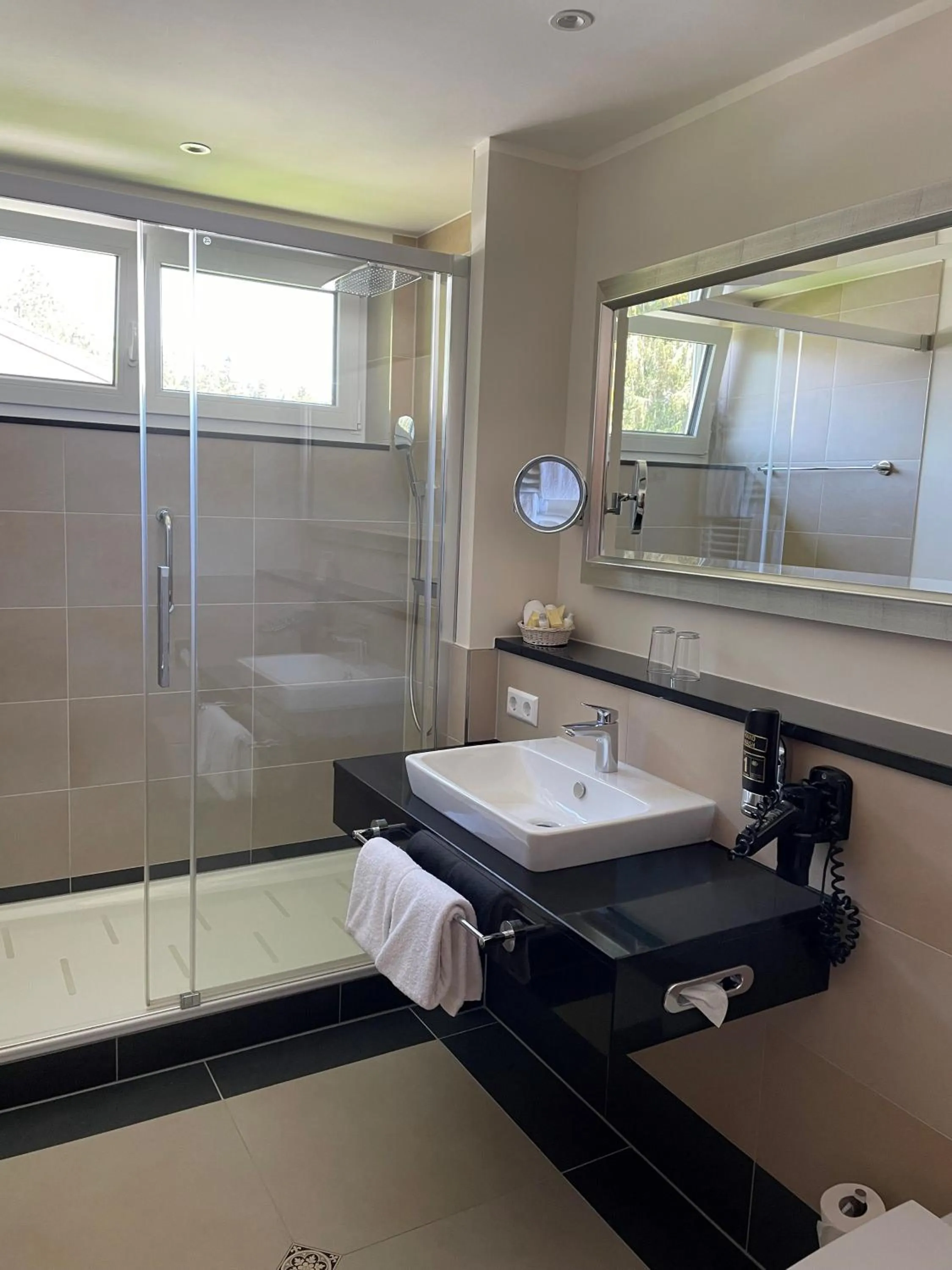 Bathroom in Schwarzwald Wellnesshotel SAIGERHÖH I Spa Golf & Wandern über dem Titisee