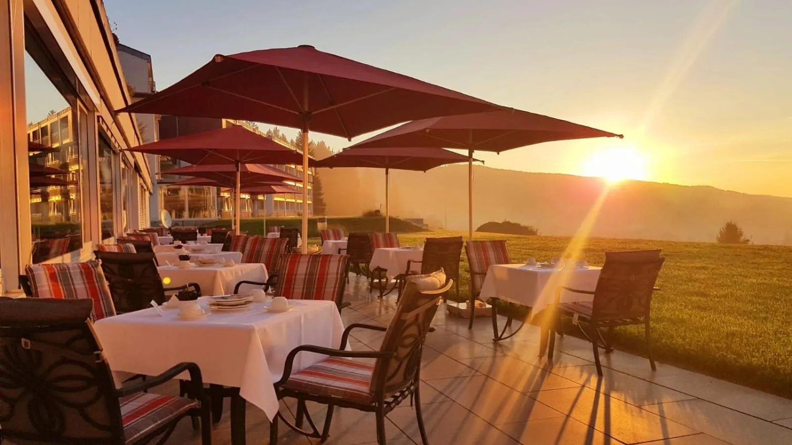 Breakfast in Schwarzwald Wellnesshotel SAIGERHÖH I Spa Golf & Wandern über dem Titisee