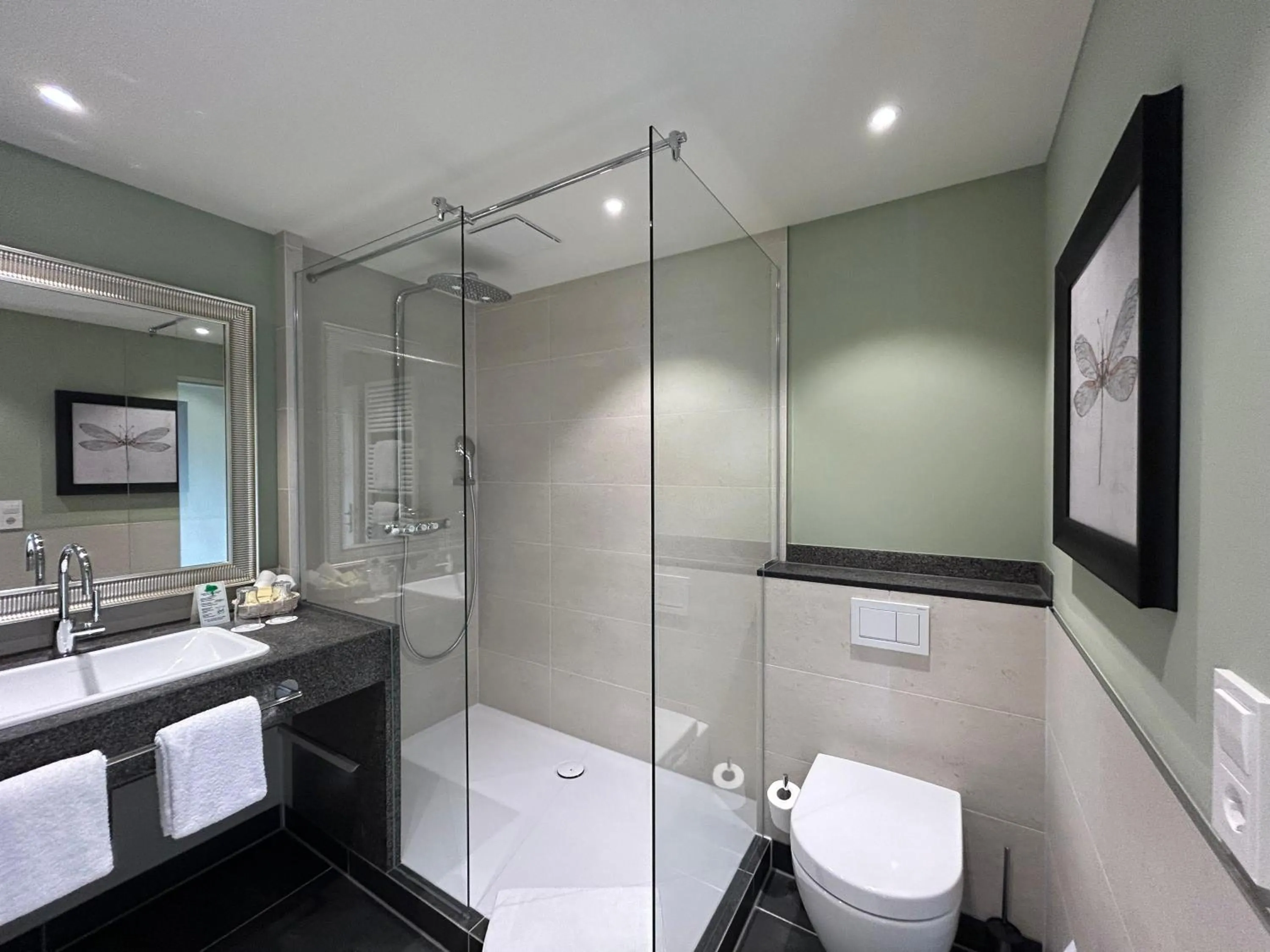 Bathroom in Schwarzwald Wellnesshotel SAIGERHÖH I Spa Golf & Wandern über dem Titisee