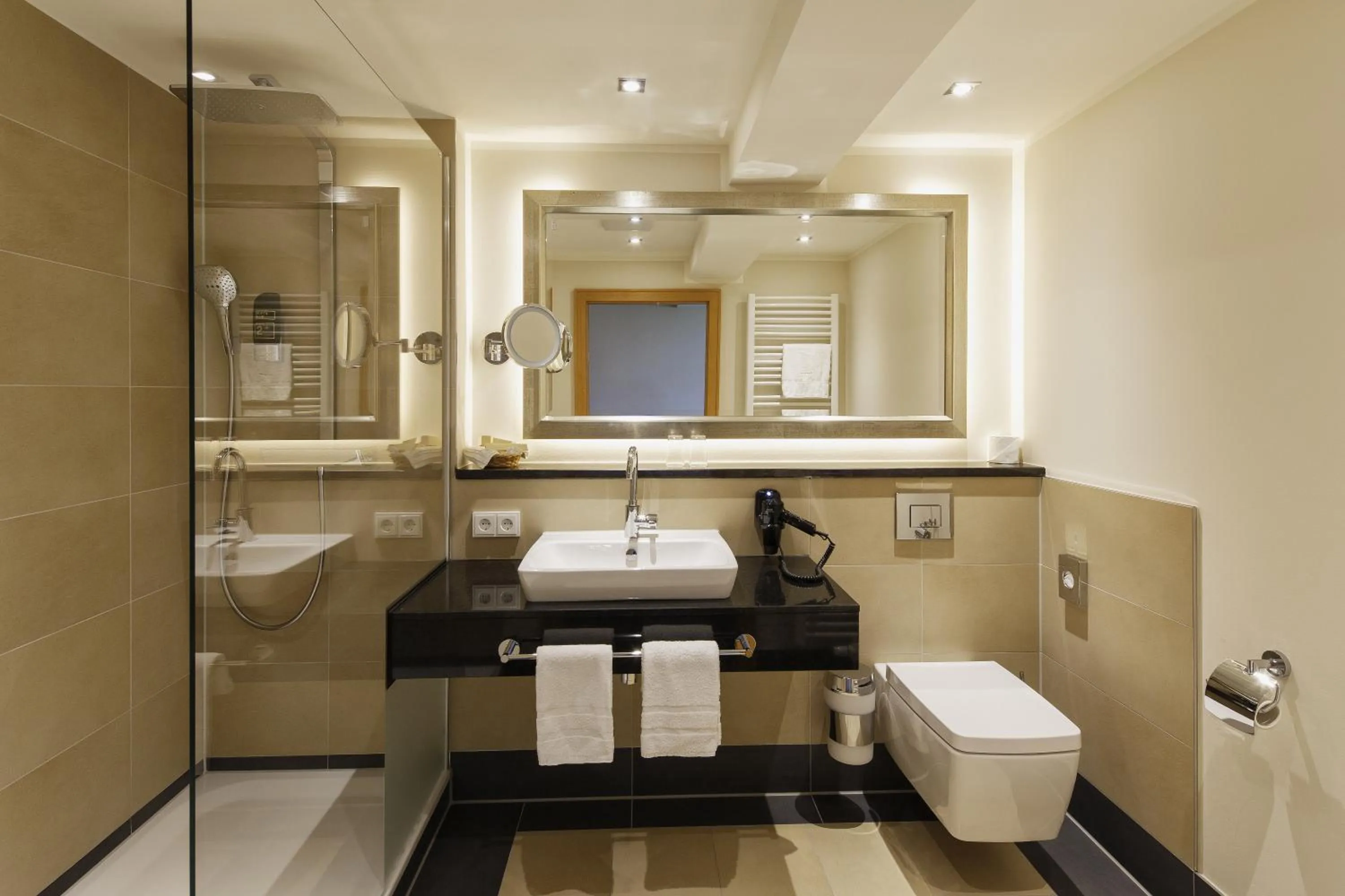 Bathroom in Schwarzwald Wellnesshotel SAIGERHÖH I Spa Golf & Wandern über dem Titisee