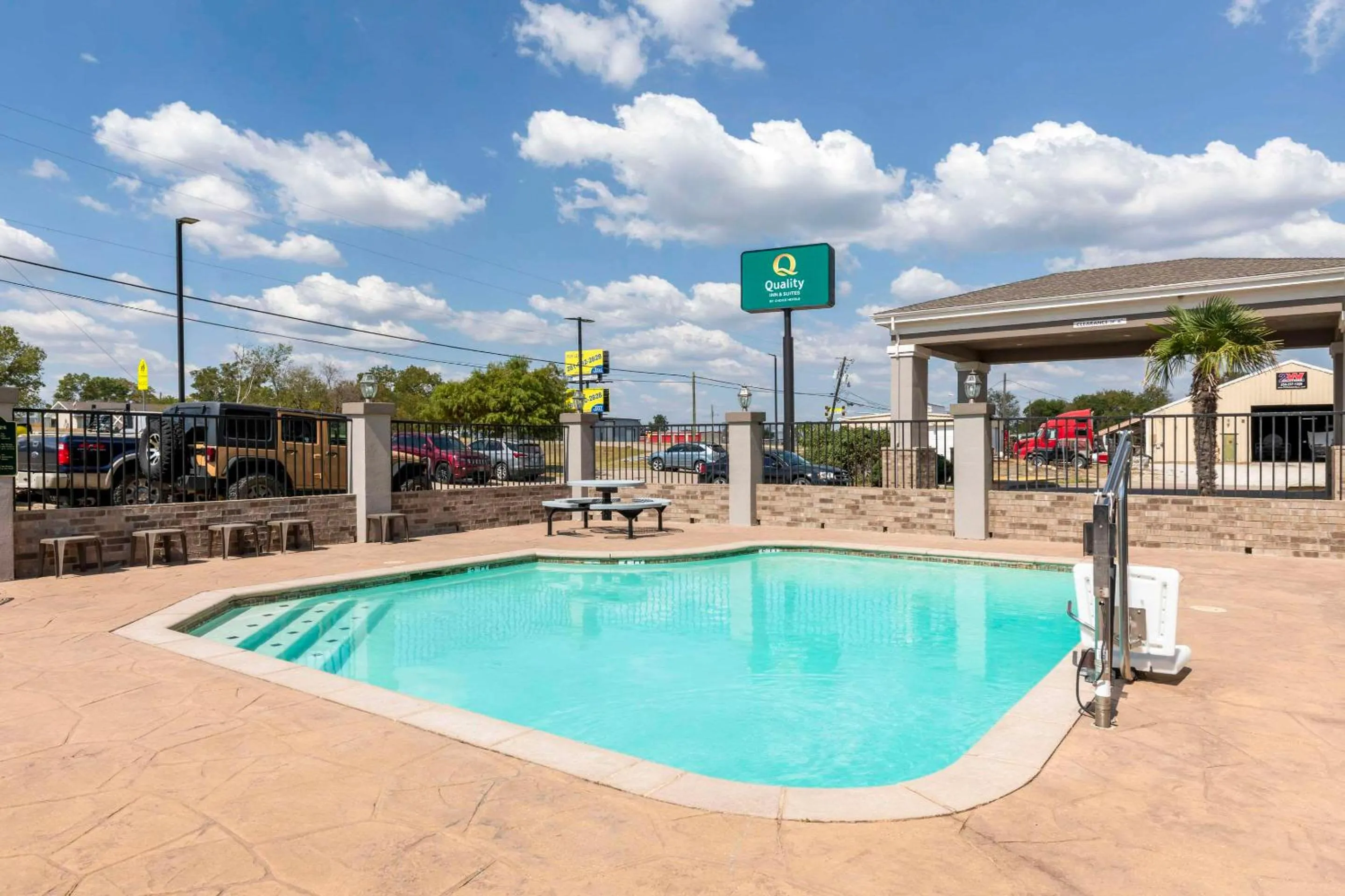 Swimming pool in Quality Inn and Suites Groesbeck