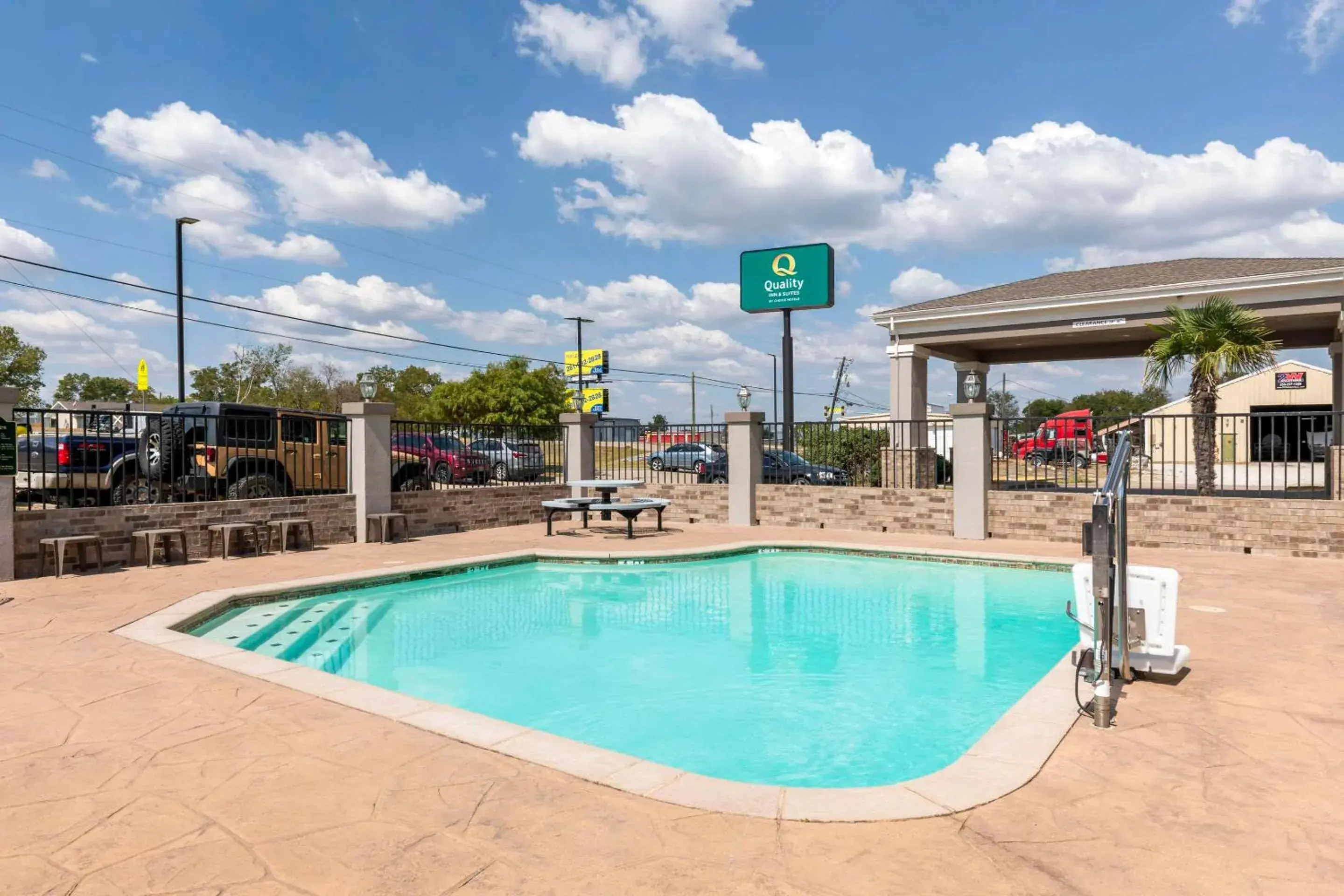 Swimming pool in Quality Inn and Suites Groesbeck Swimming pool in Quality Inn and Suites Groesbeck