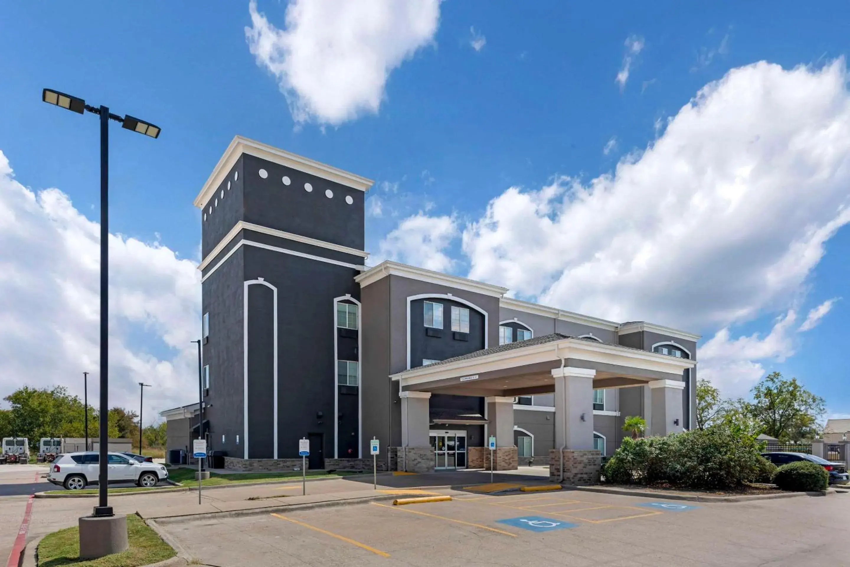 Property building in Quality Inn and Suites Groesbeck Property building in Quality Inn and Suites Groesbeck